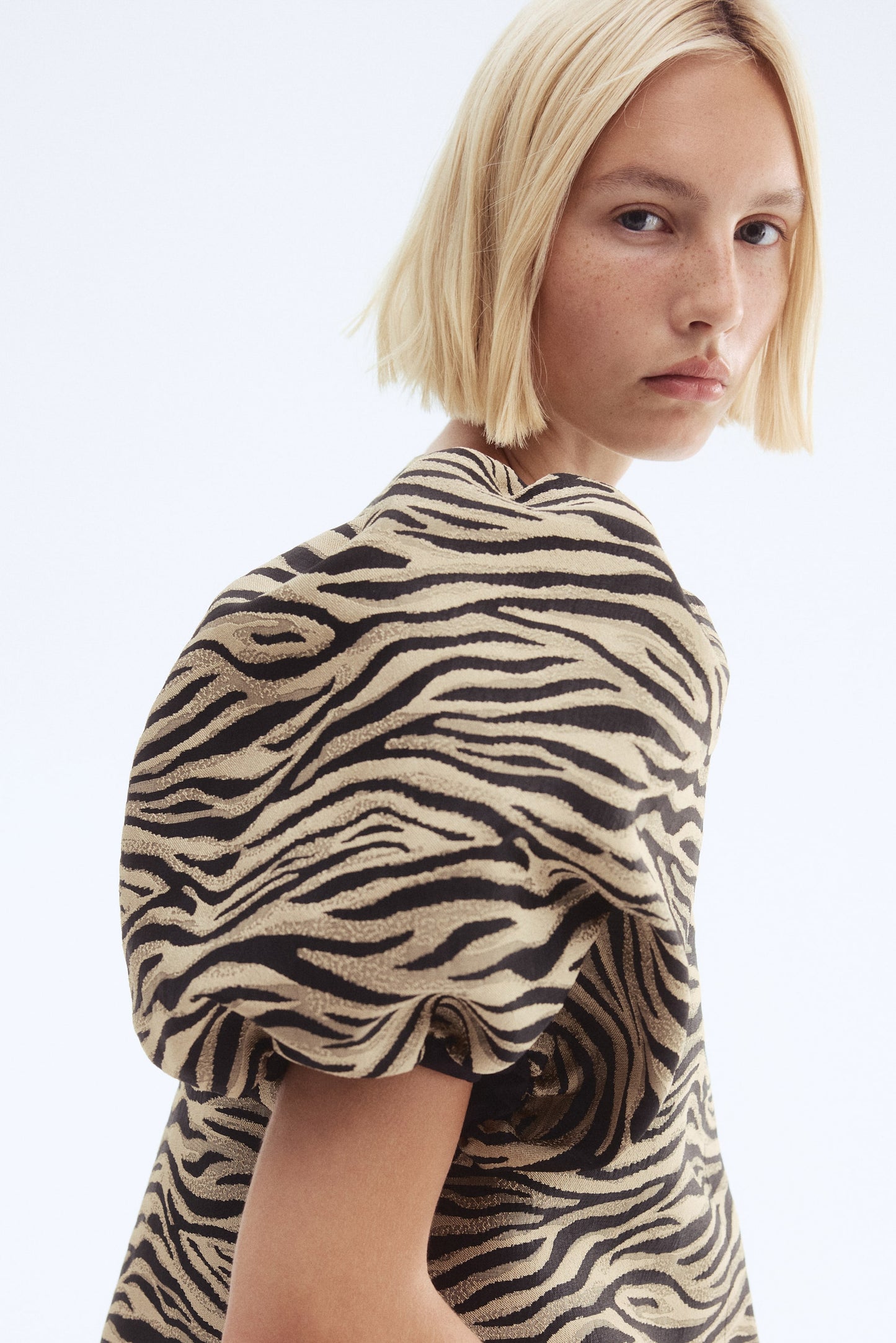 Balloon-sleeved blouse