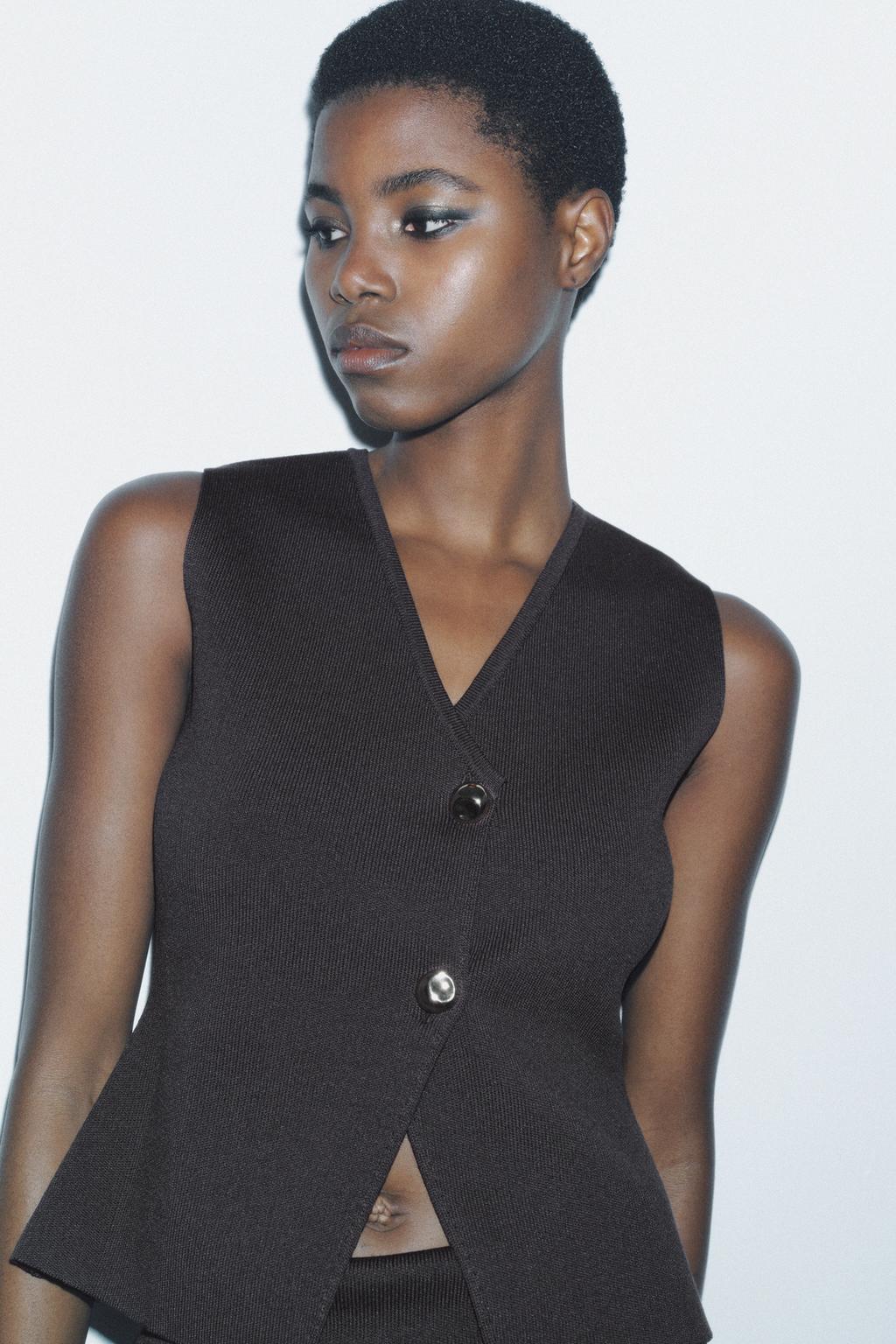 Plain knit top with gold button