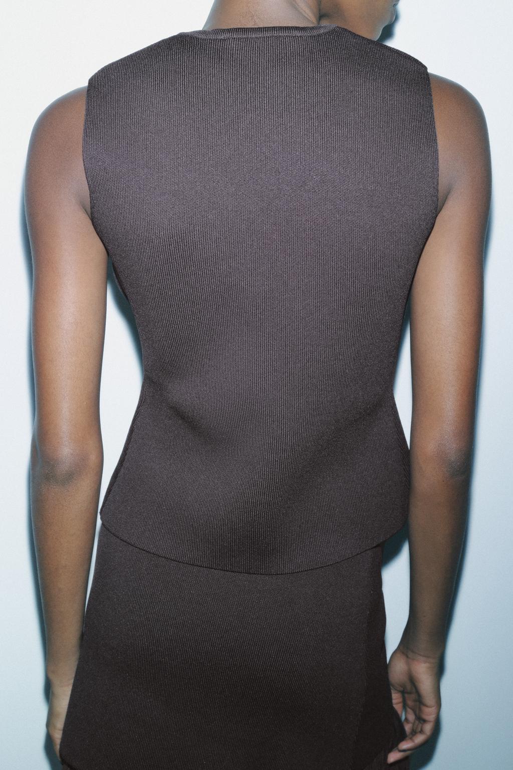 Plain knit top with gold button