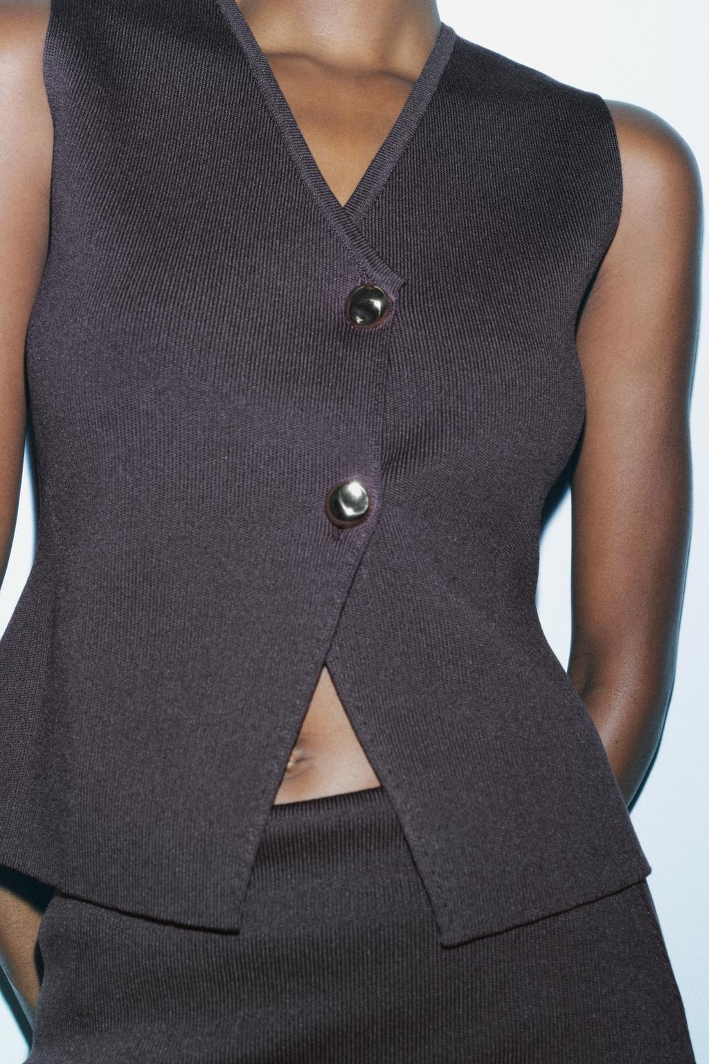 Plain knit top with gold button