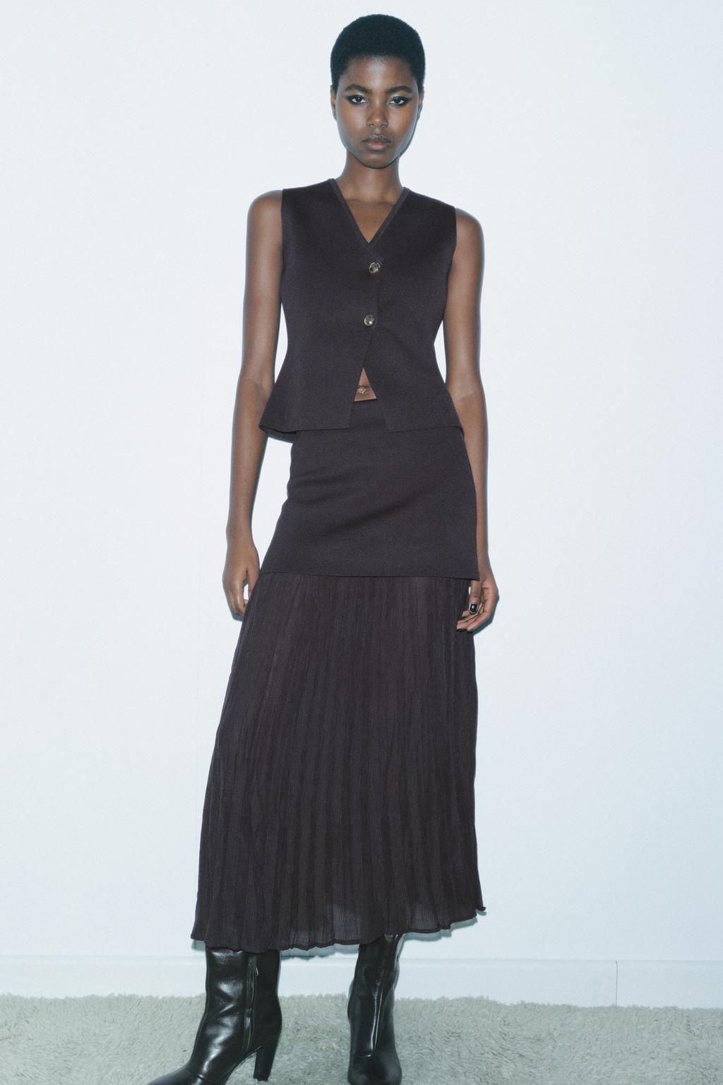 Plain knit top with gold button