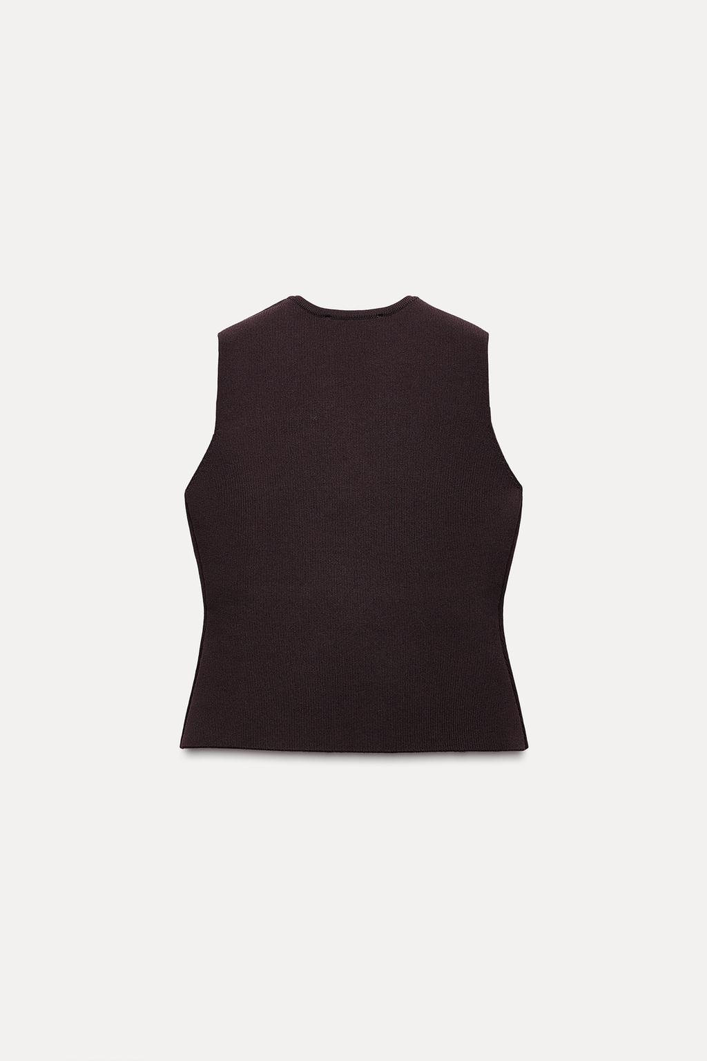 Plain knit top with gold button