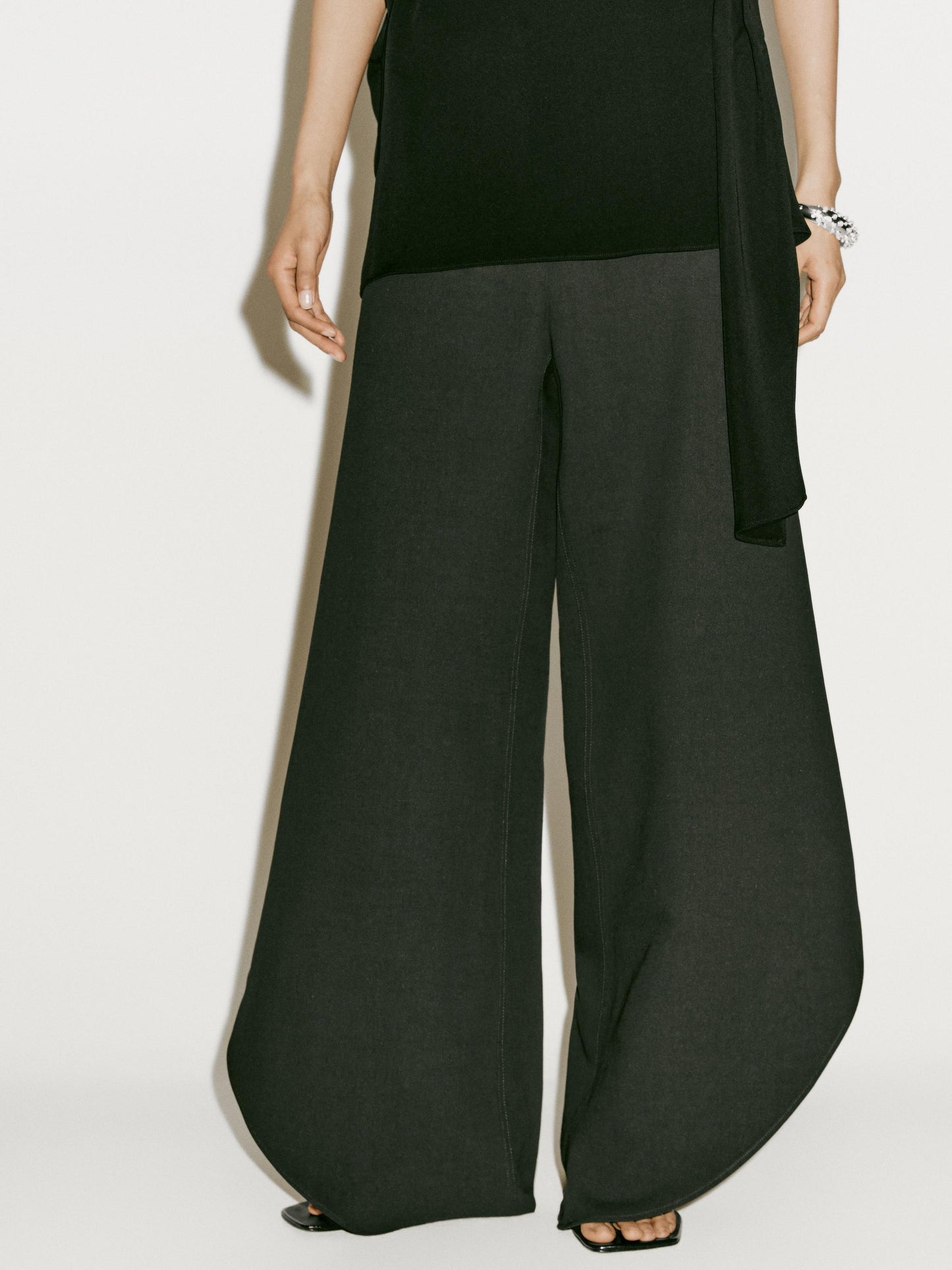 Trousers with split hems