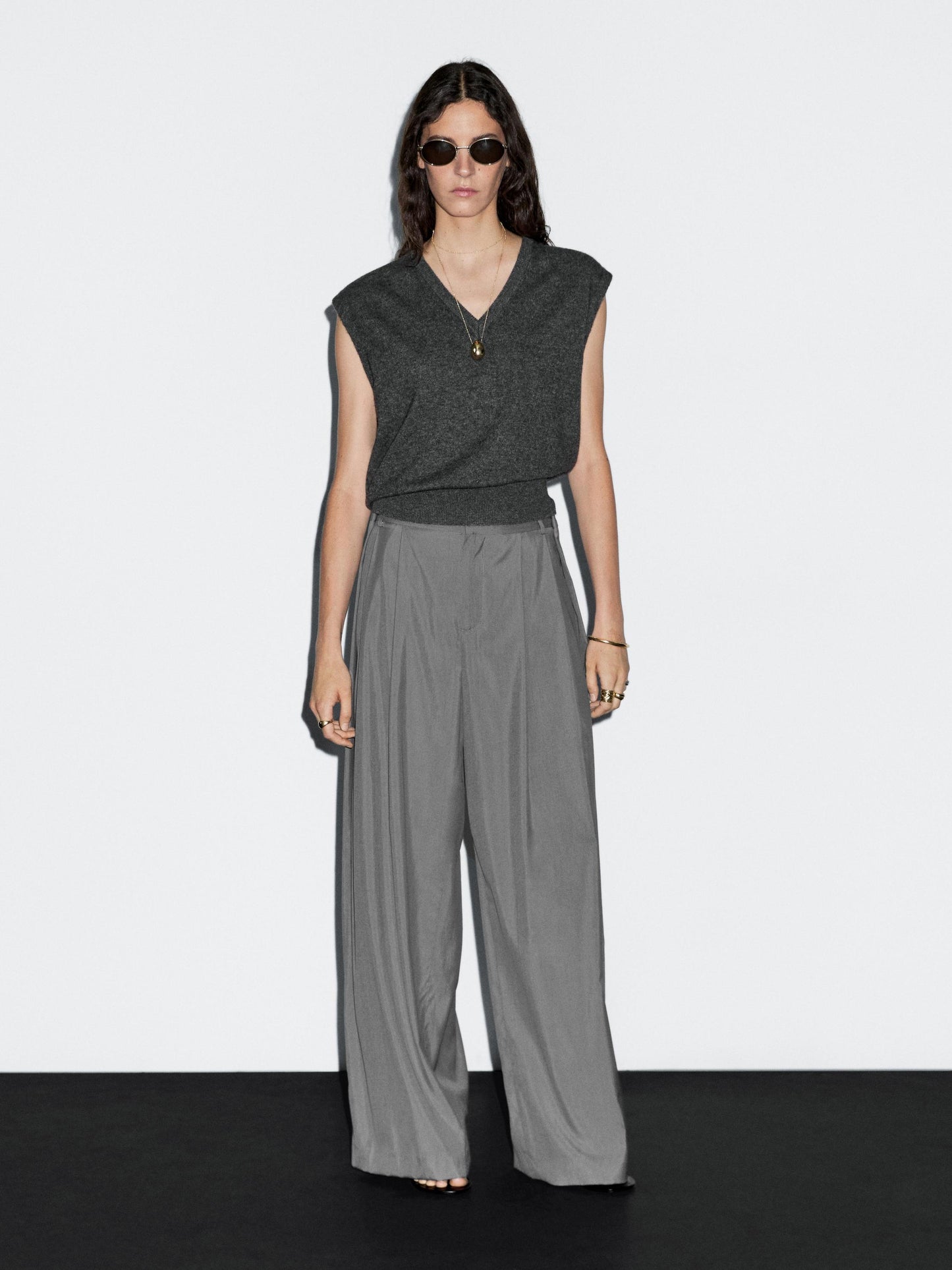 Flowing trousers with darts