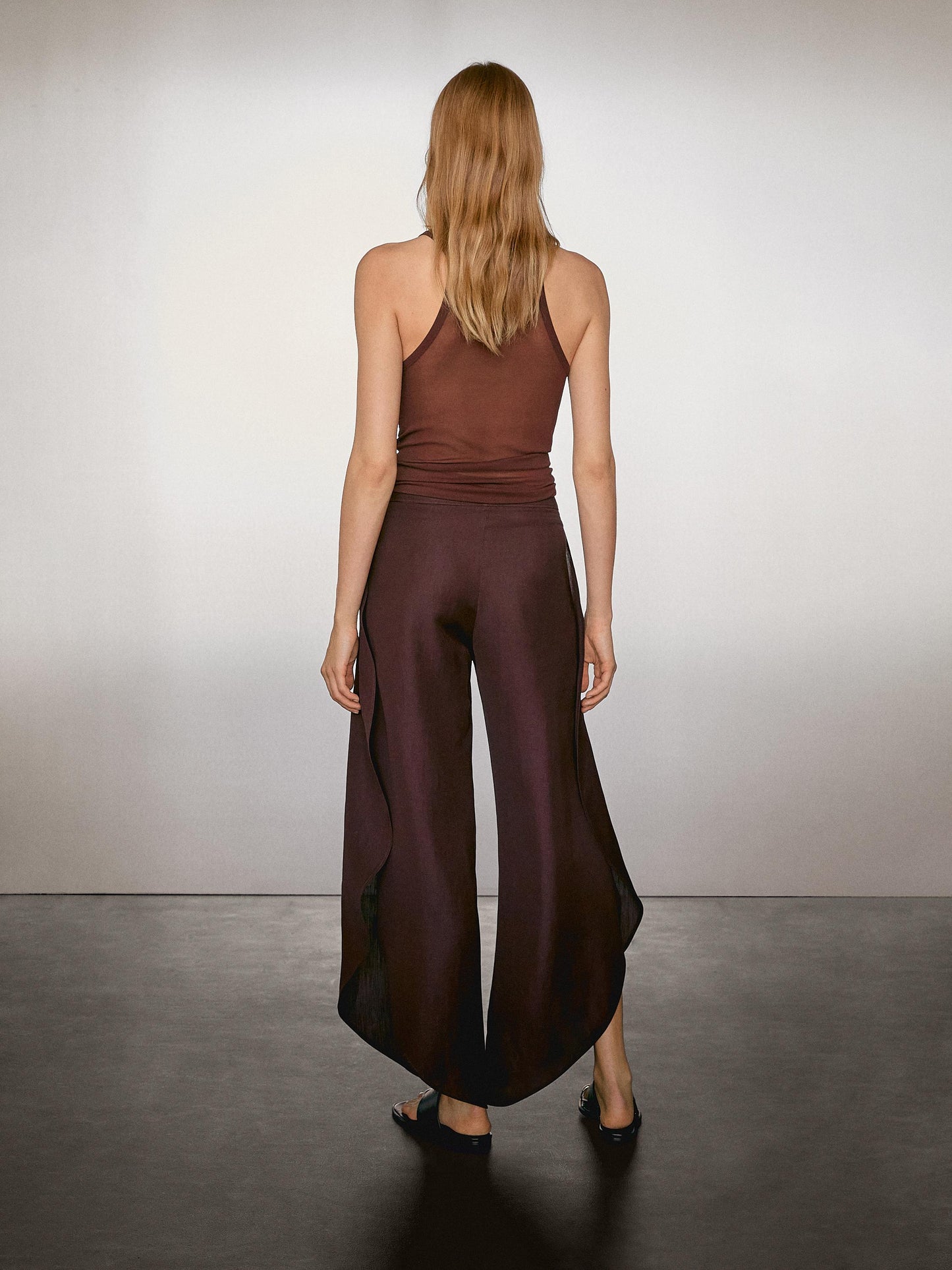 Flowing trousers with side vents