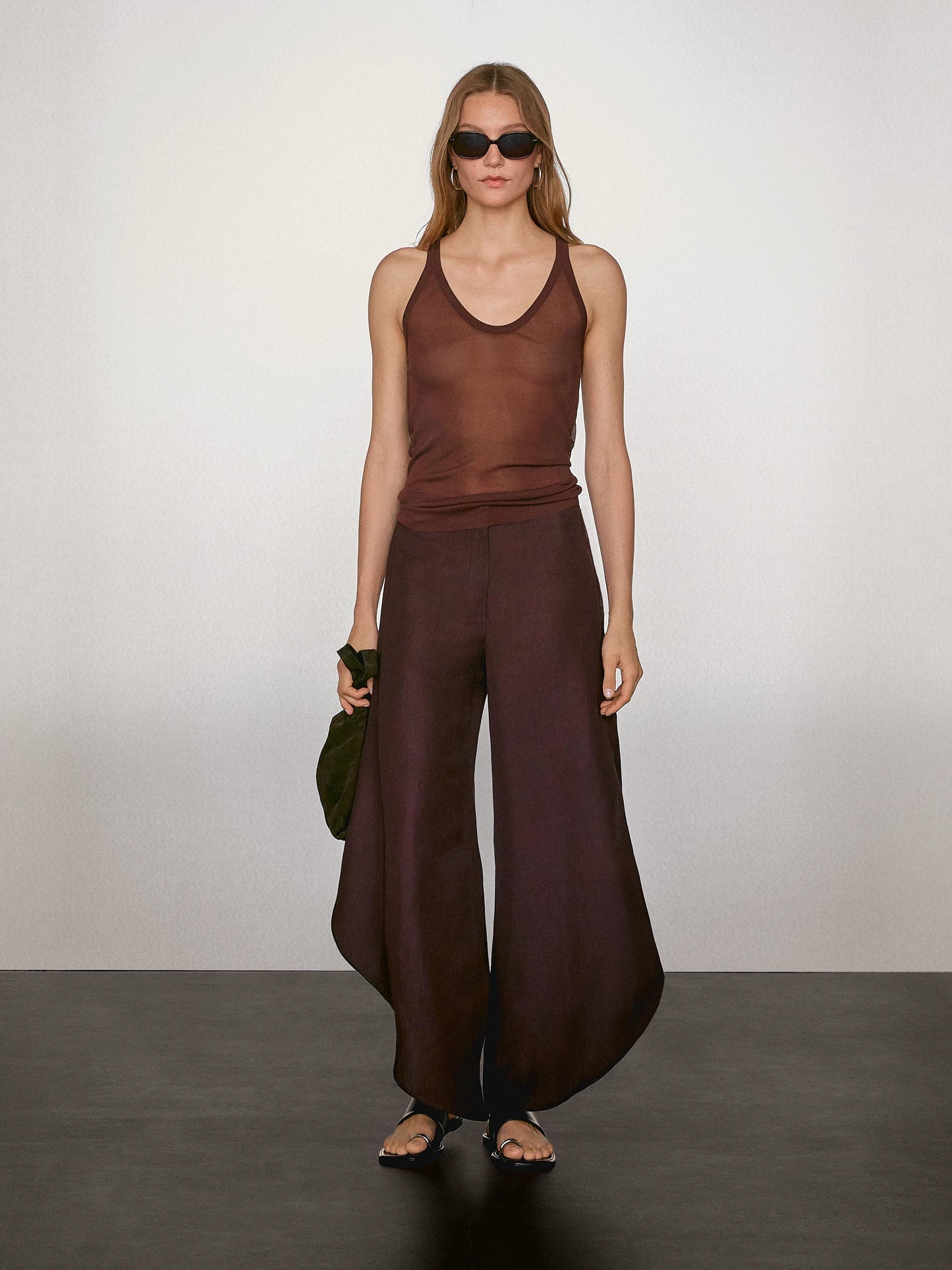 Flowing trousers with side vents