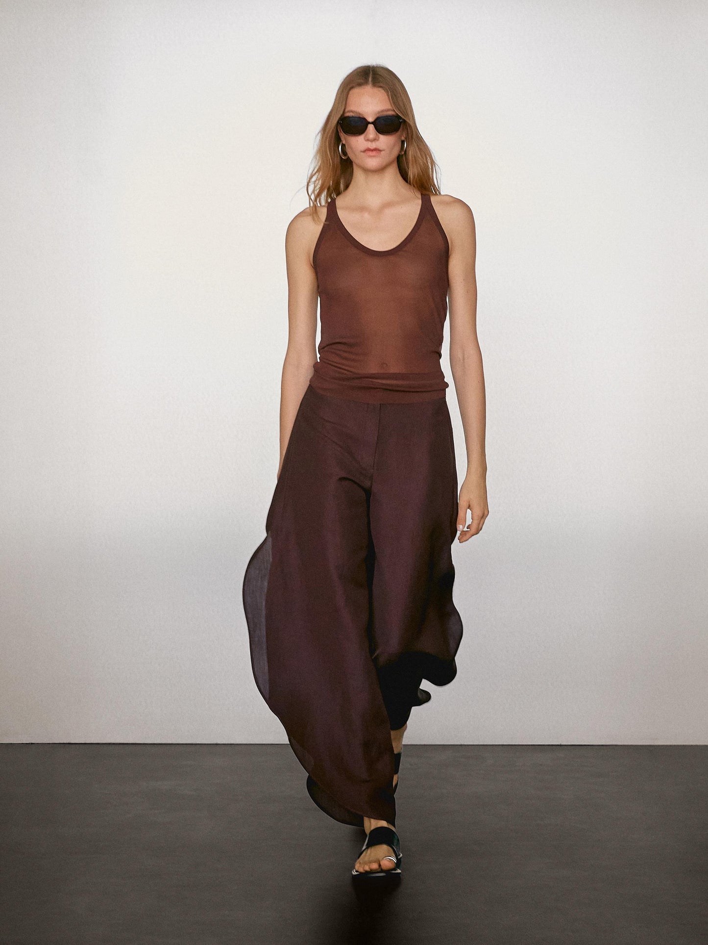 Flowing trousers with side vents