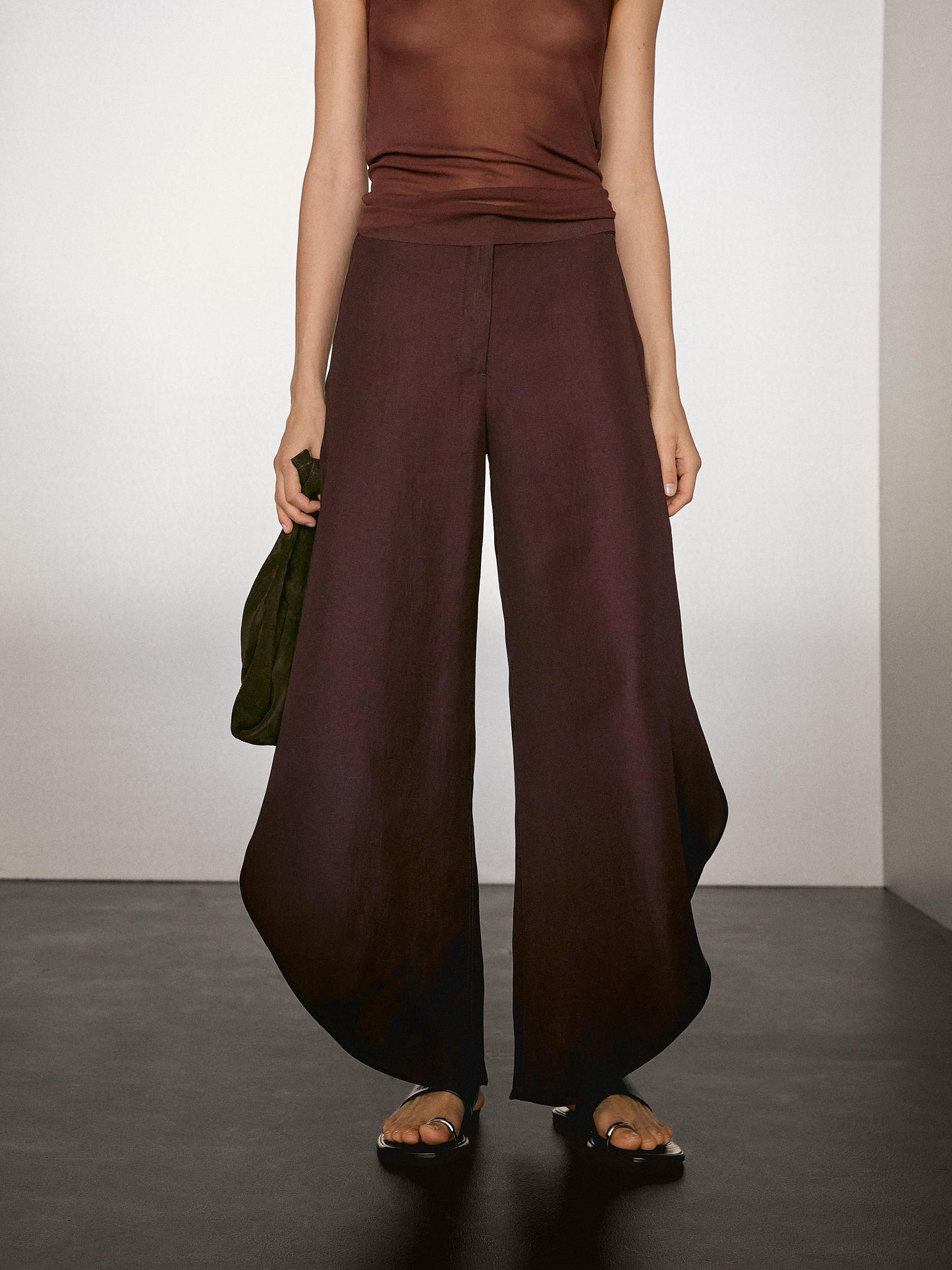 Flowing trousers with side vents