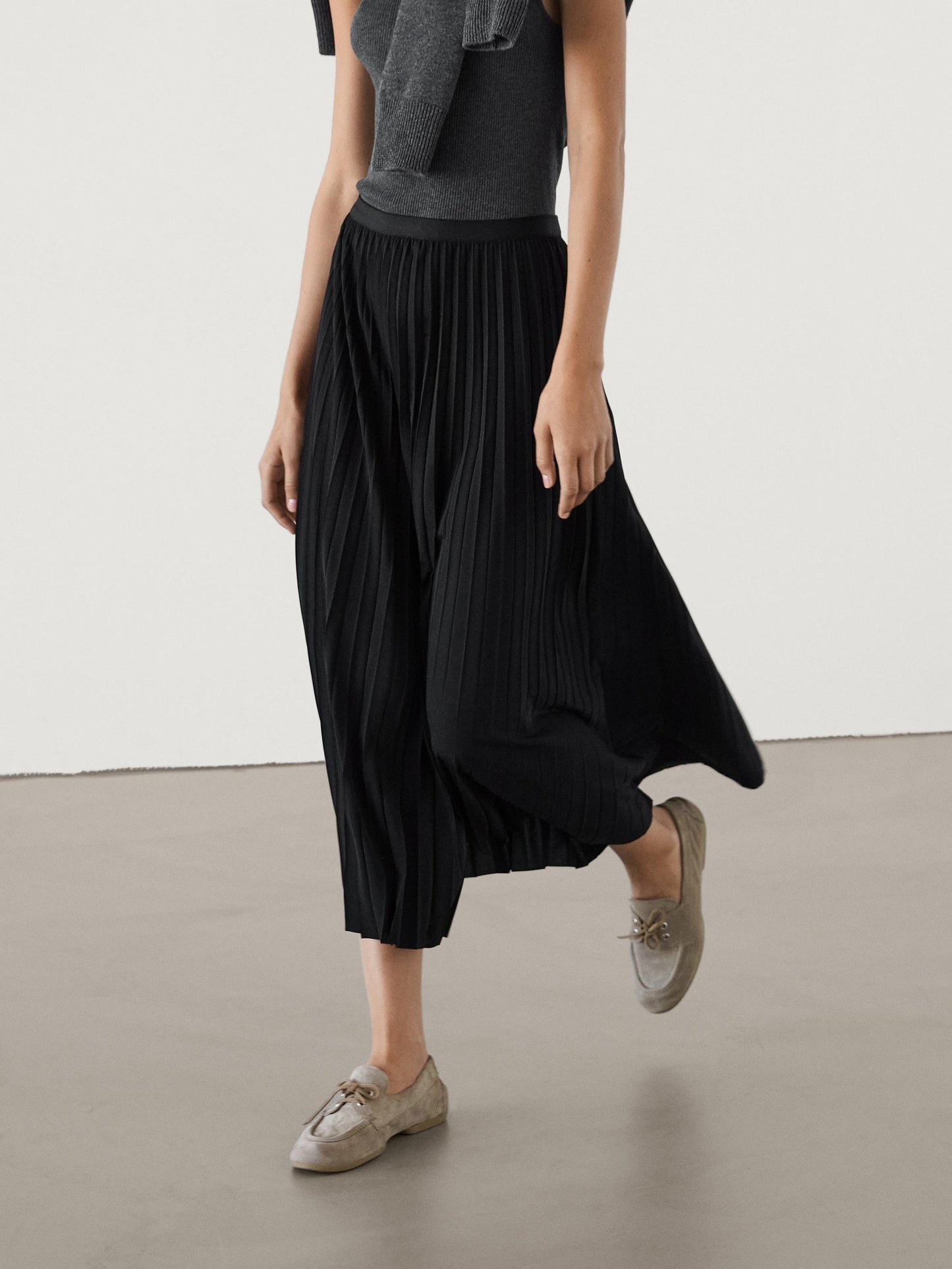 Long pleated flared skirt