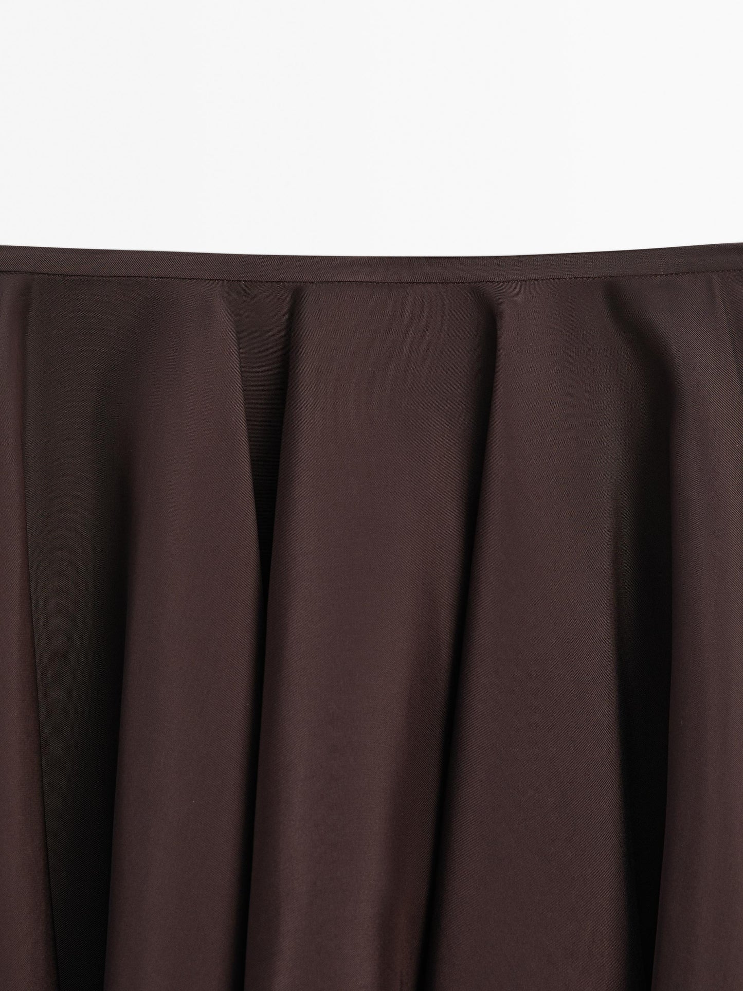 Flowing short skirt with flounce