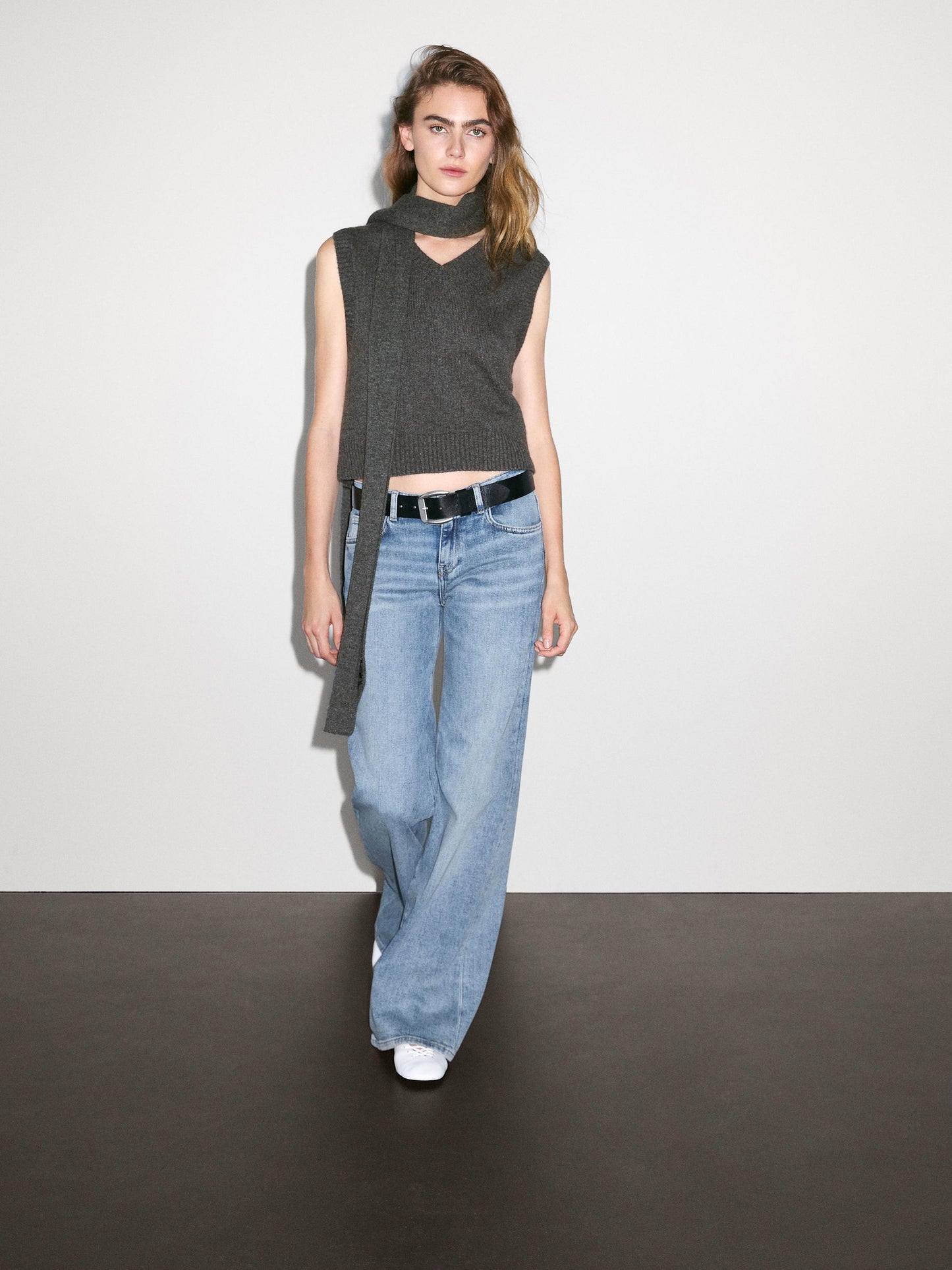 100% cashmere V-neck vest