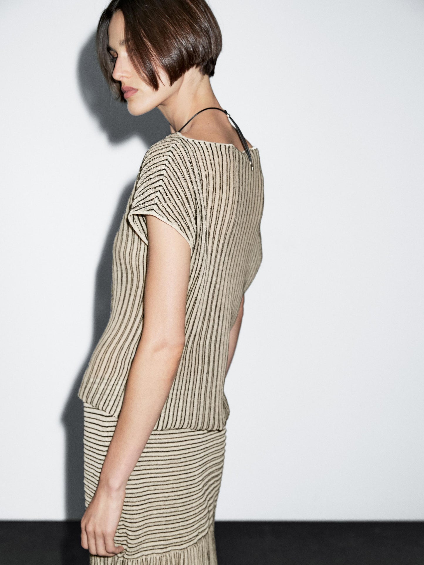 Loose-fitting pleated top with flecked detail