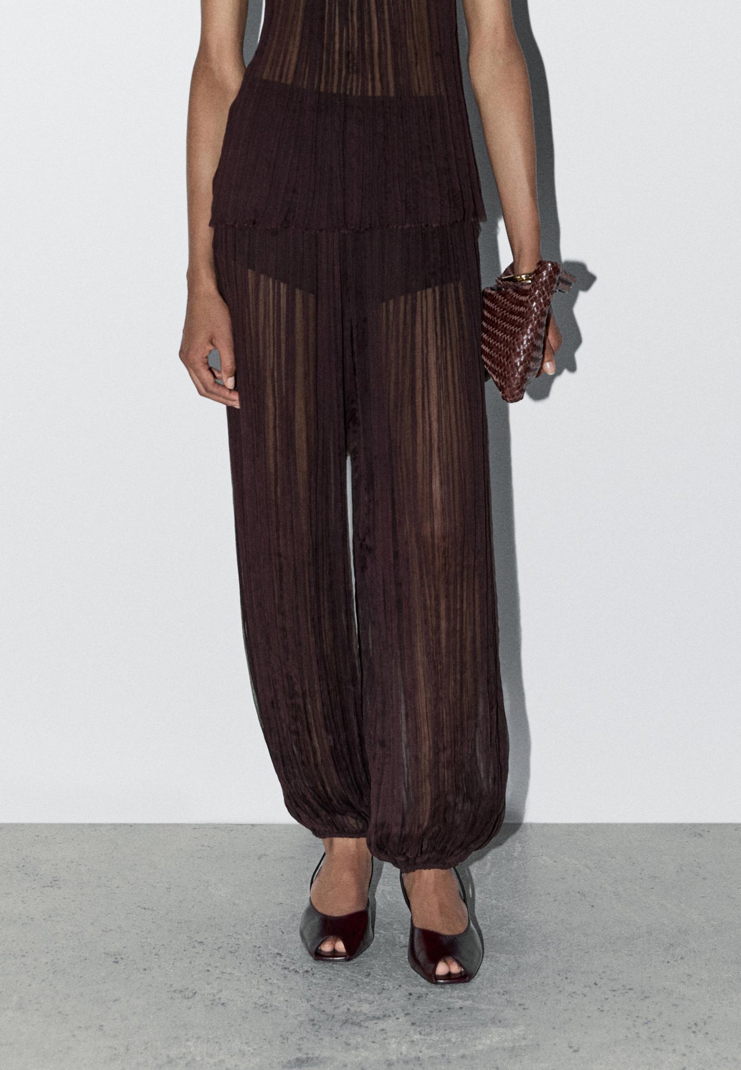 Flowing pleated balloon trousers