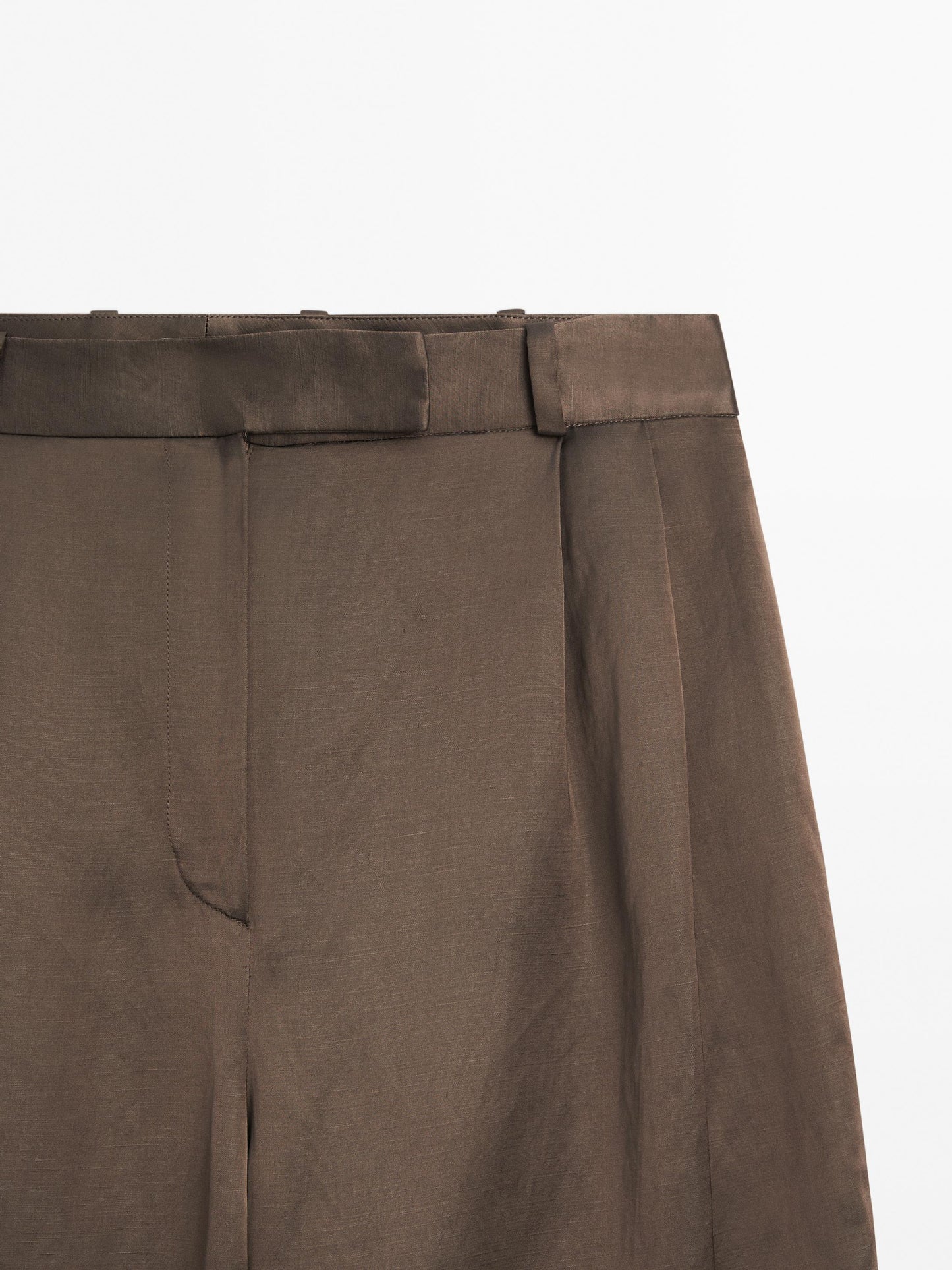 Trousers with elastic hems