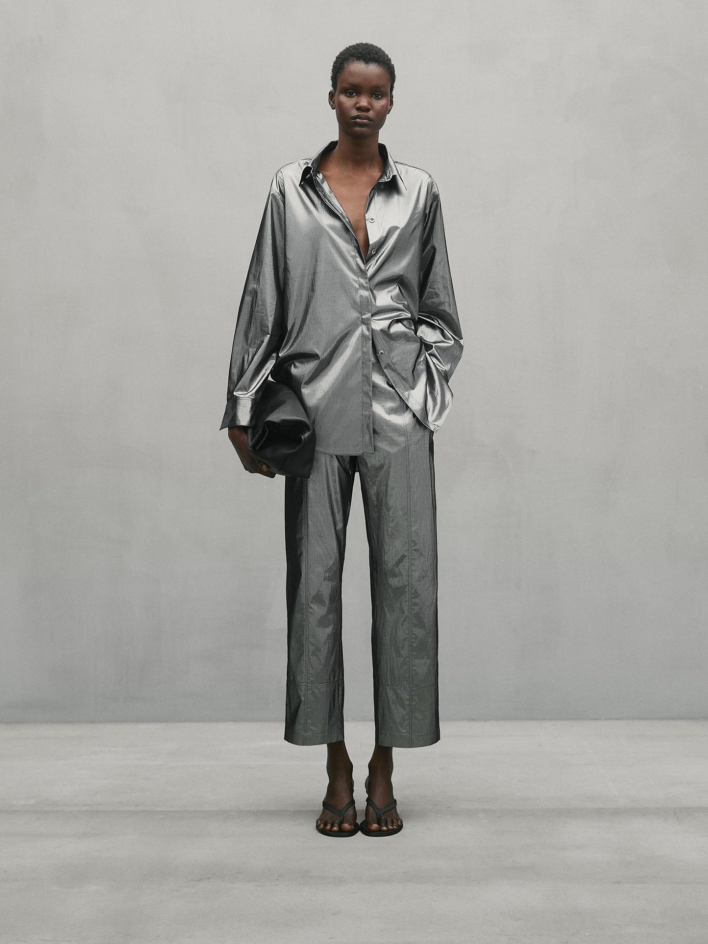 Shiny trousers with seams