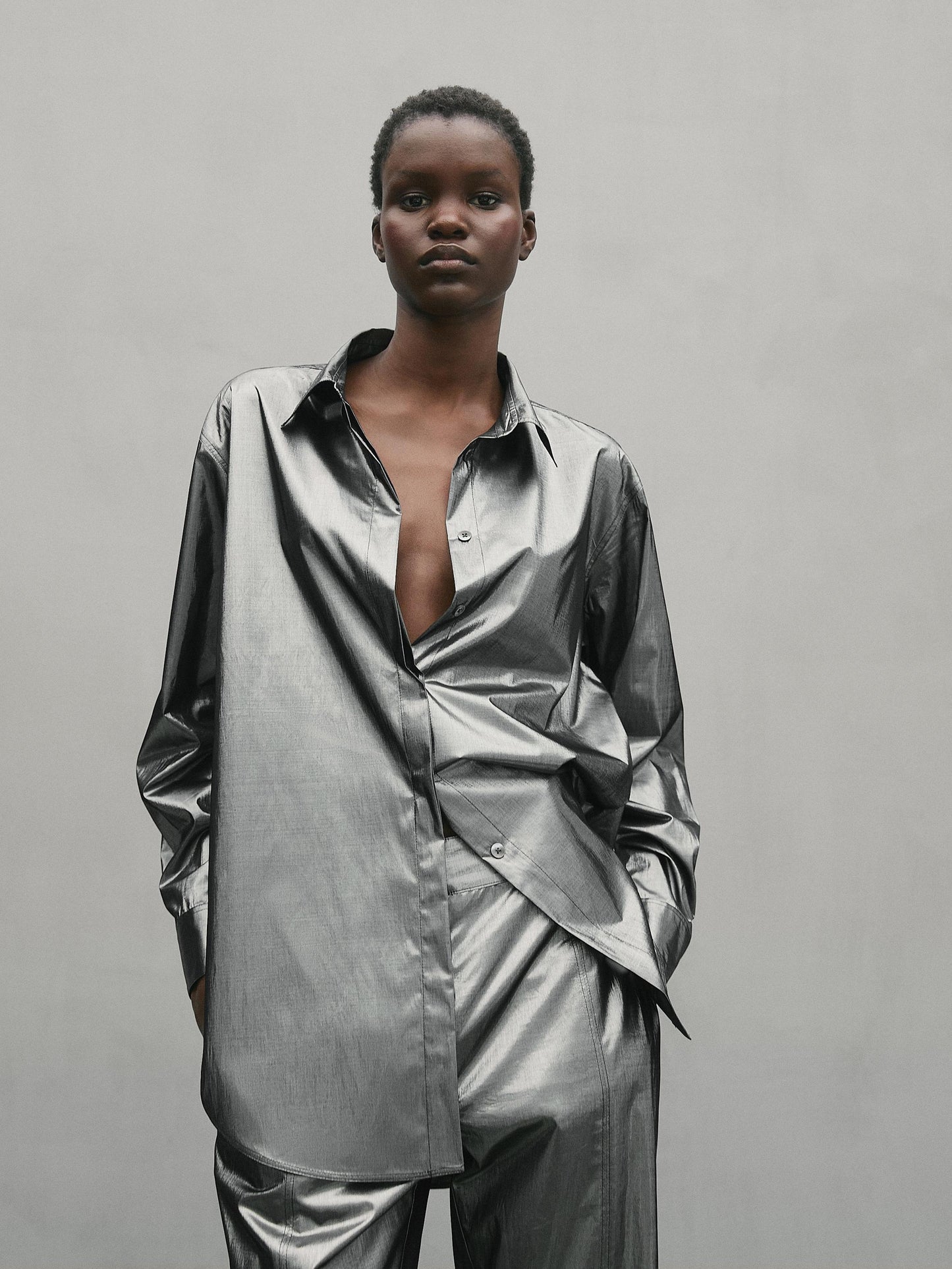 Shiny trousers with seams