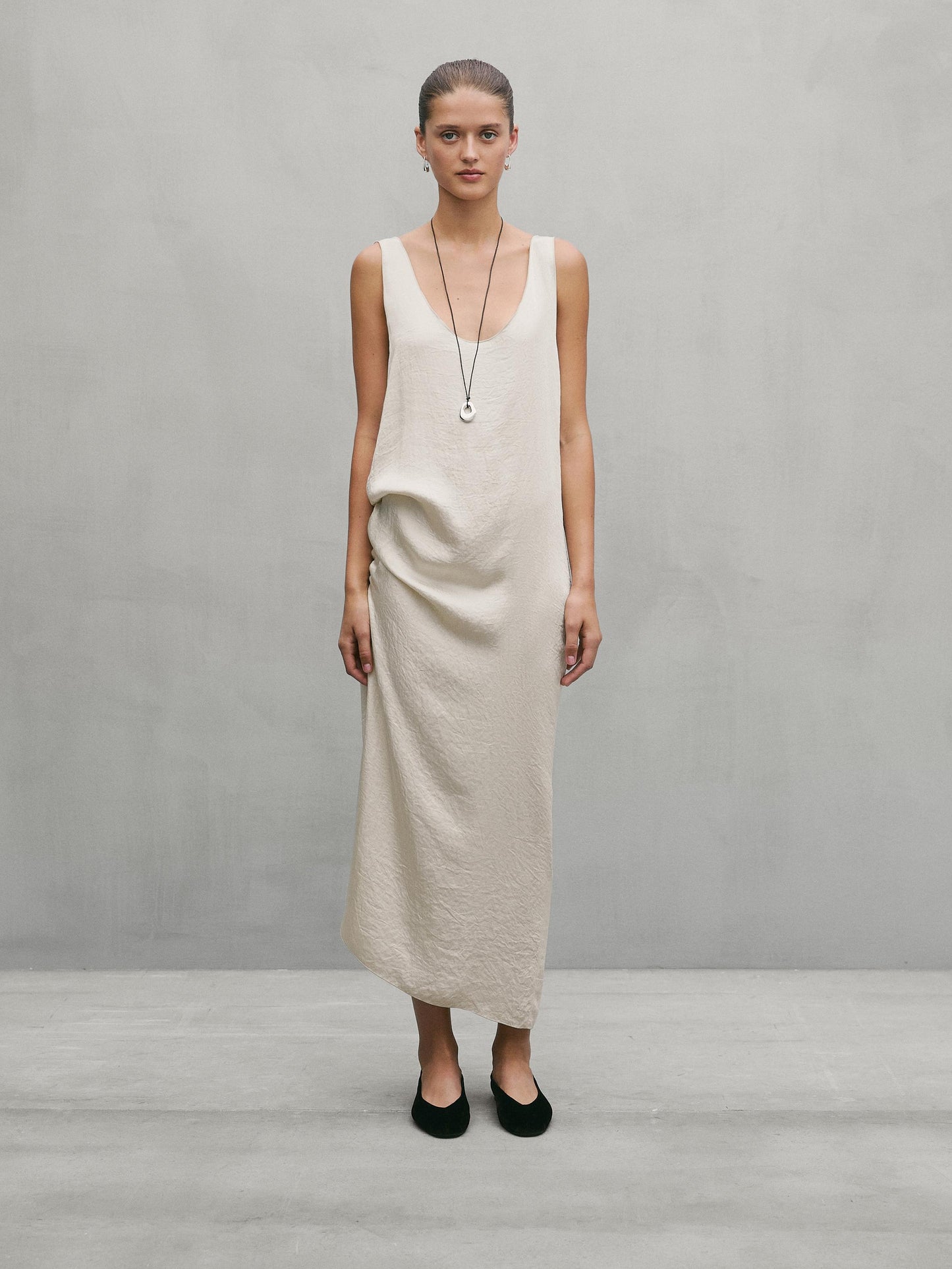Long dress with round neckline