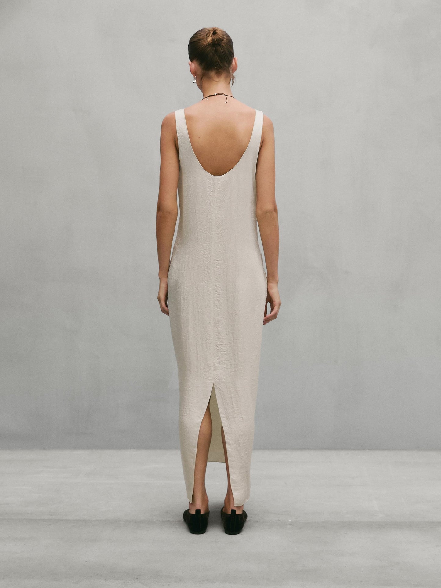 Long dress with round neckline