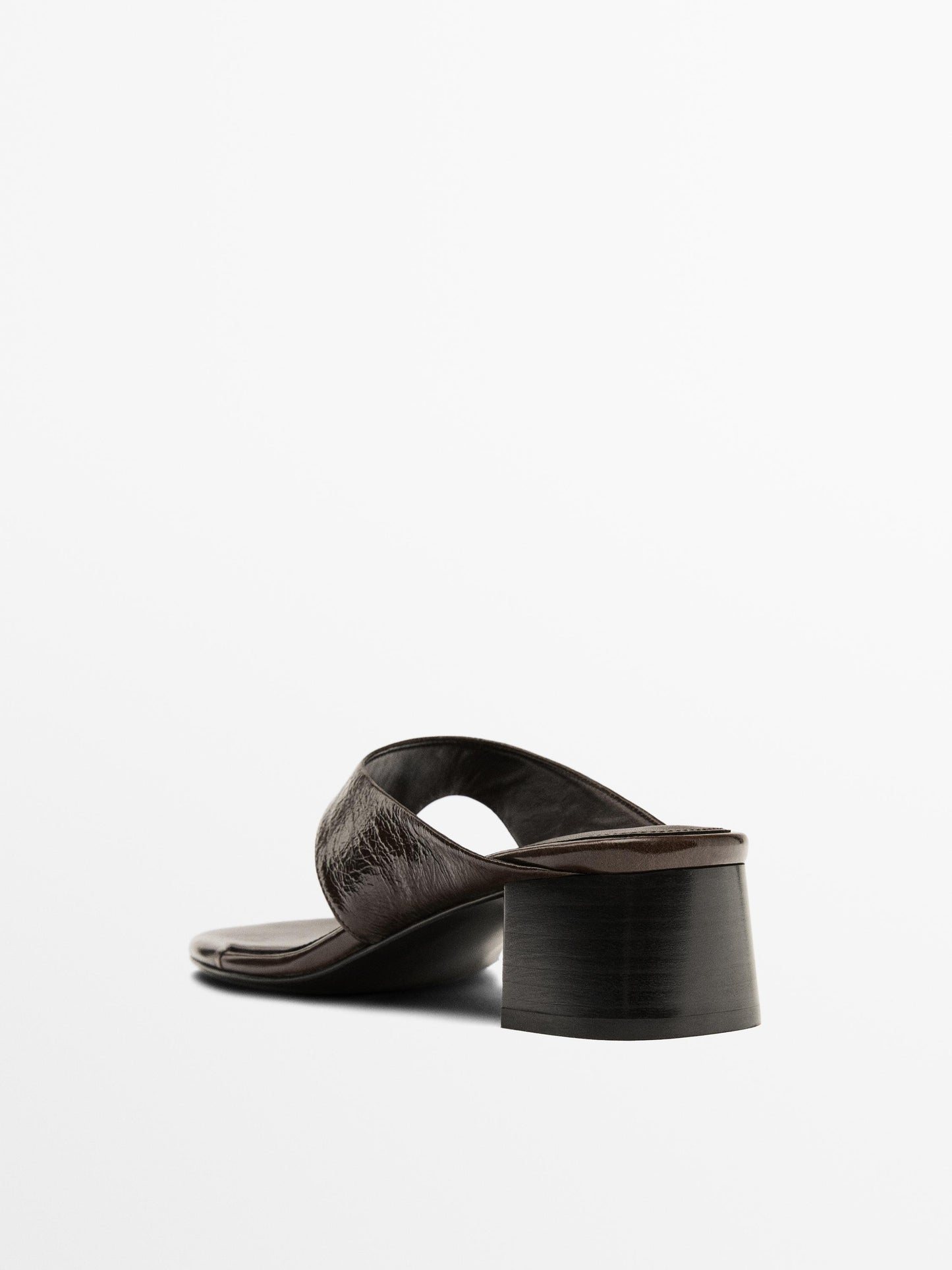 Heeled sandals with toe divider