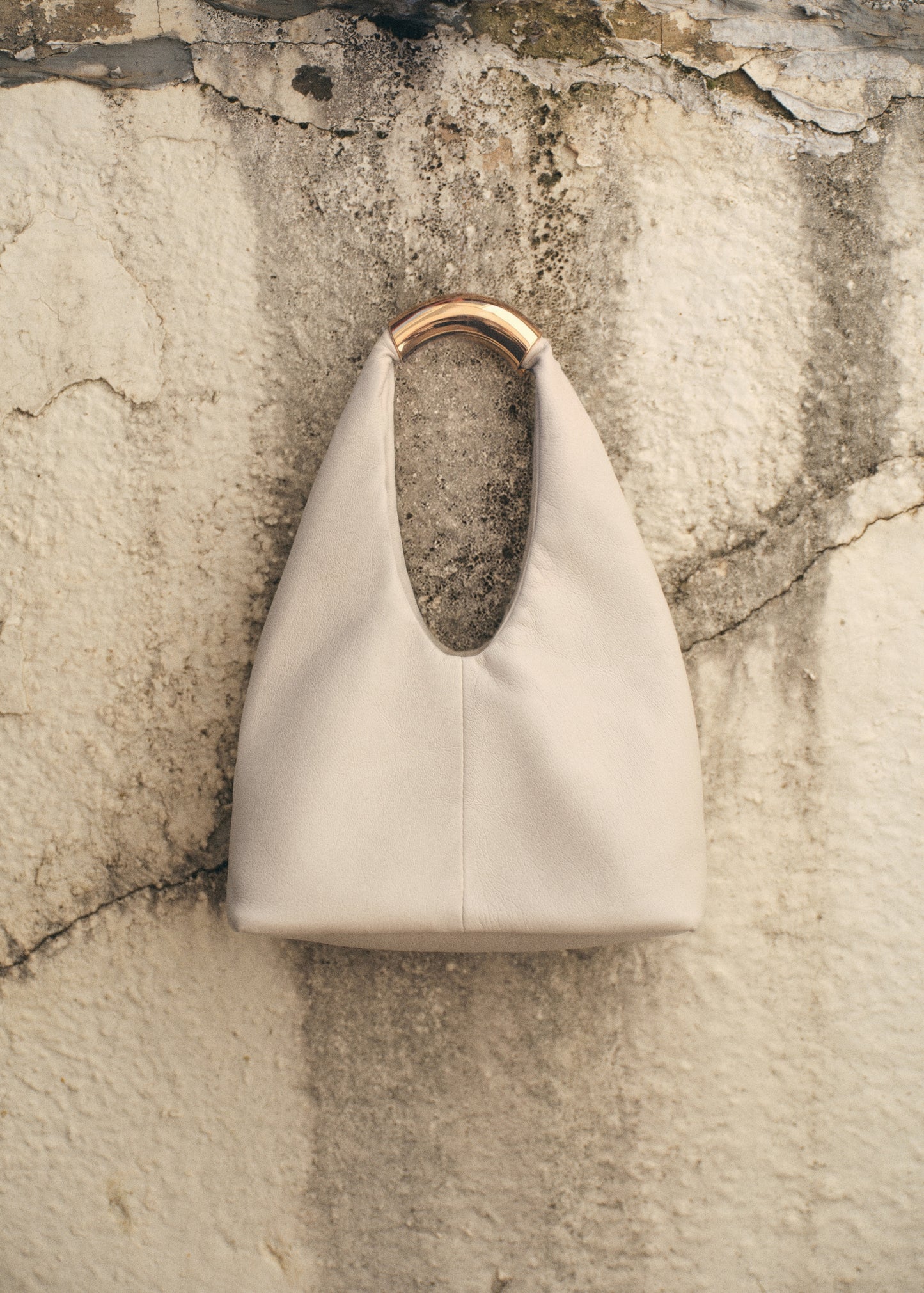 Handbag with metal handle