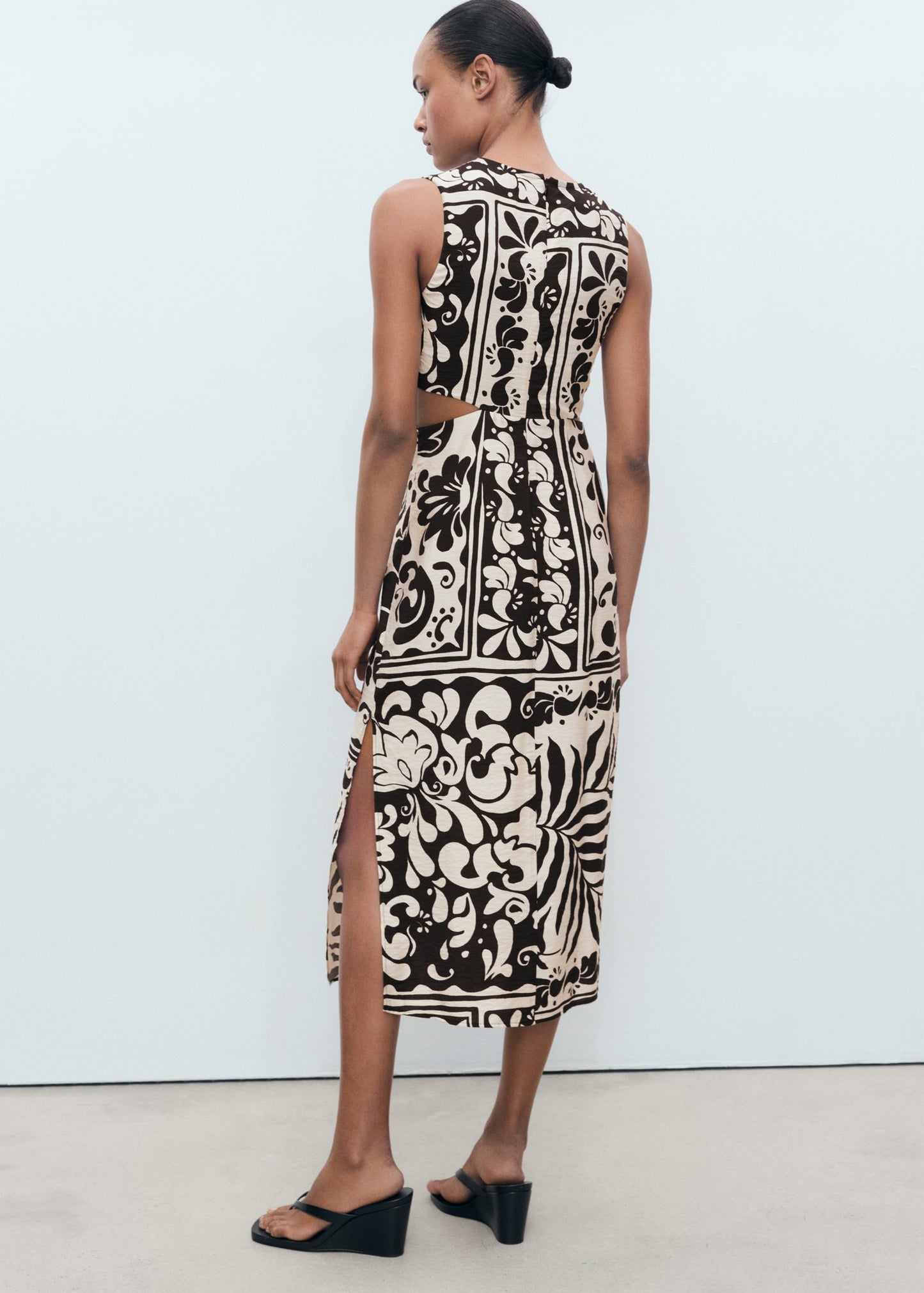 Printed dress with cut-out