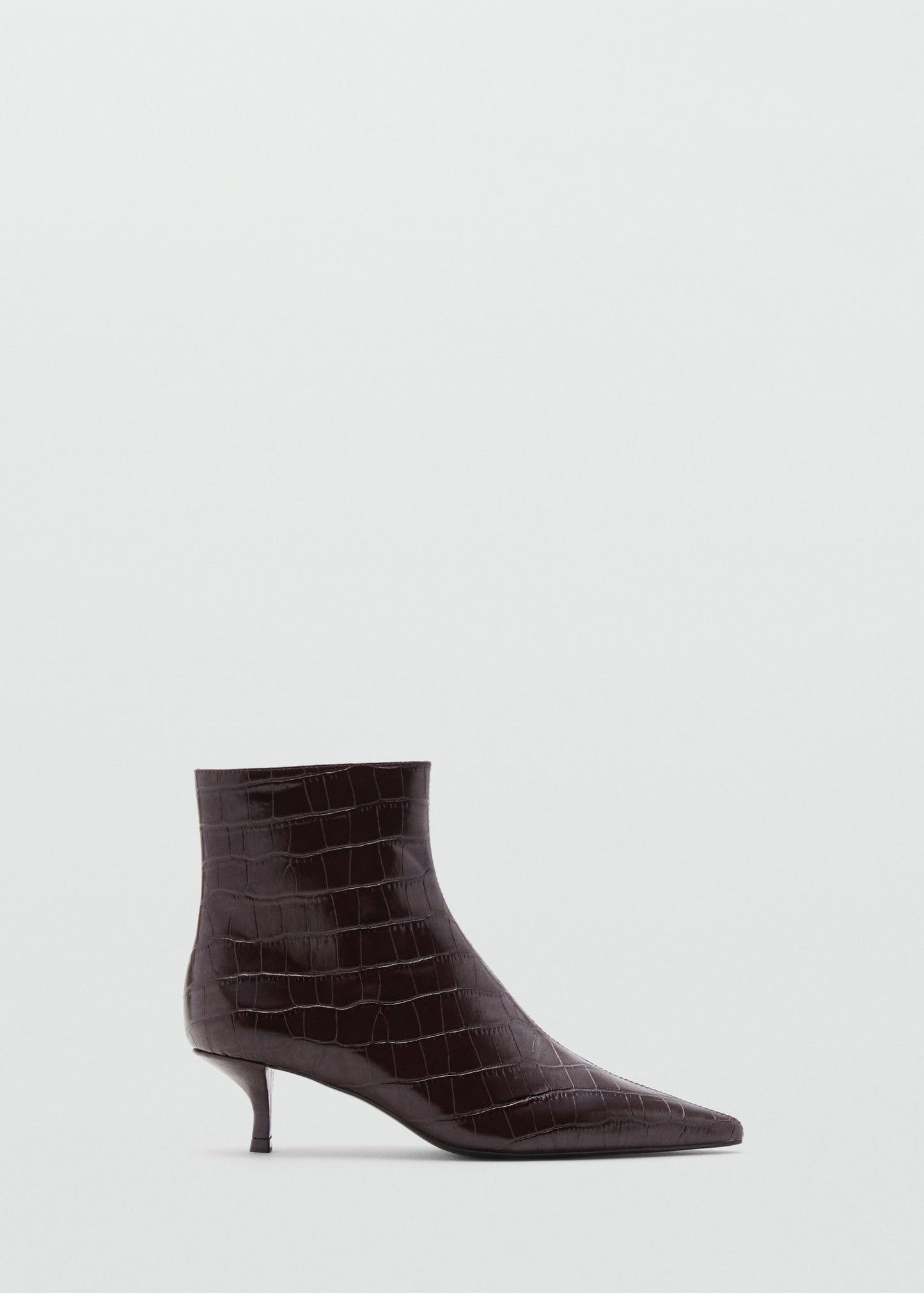 Croc-effect pointed-toe ankle boots