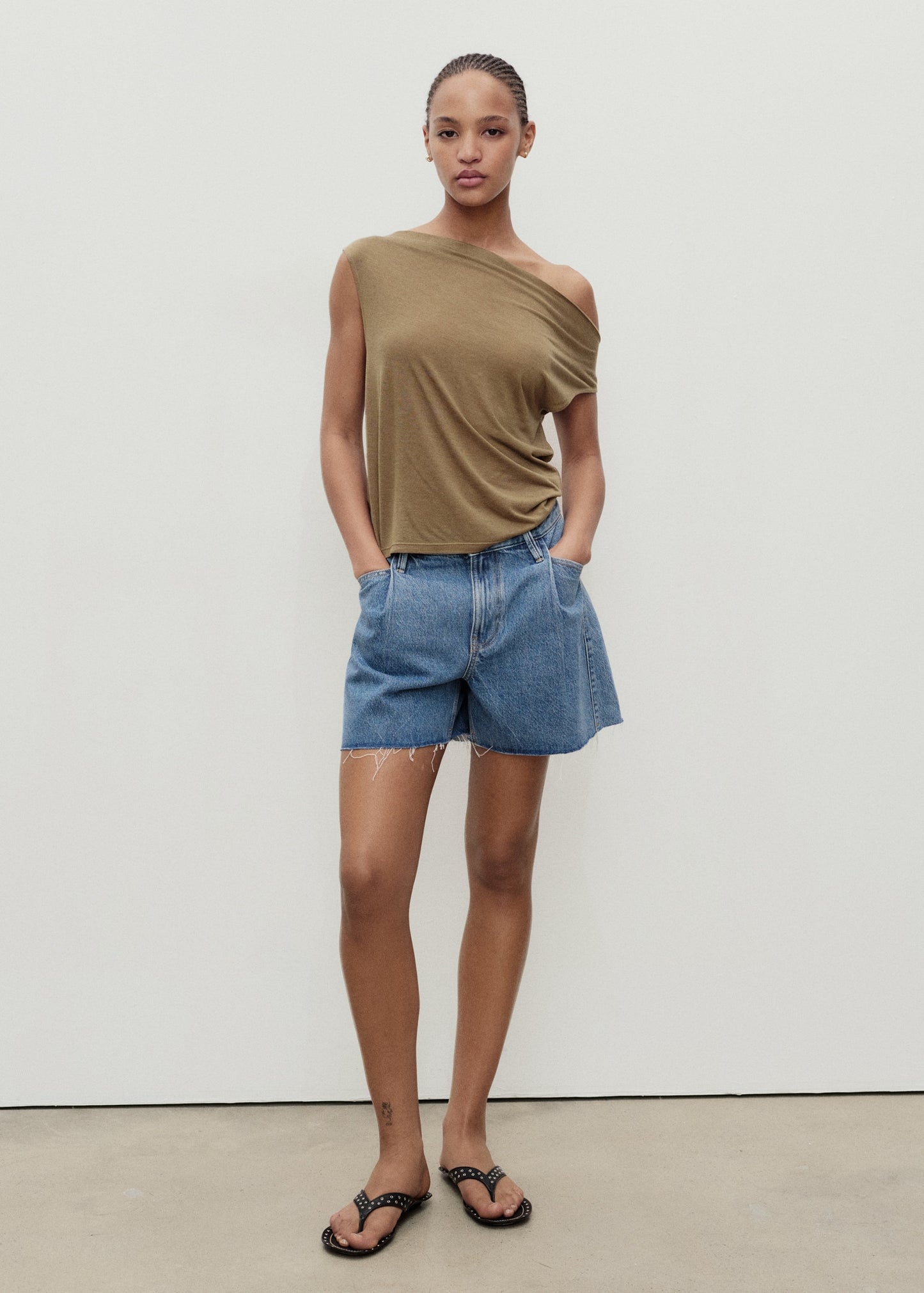 Denim shorts with frayed hem and pleats