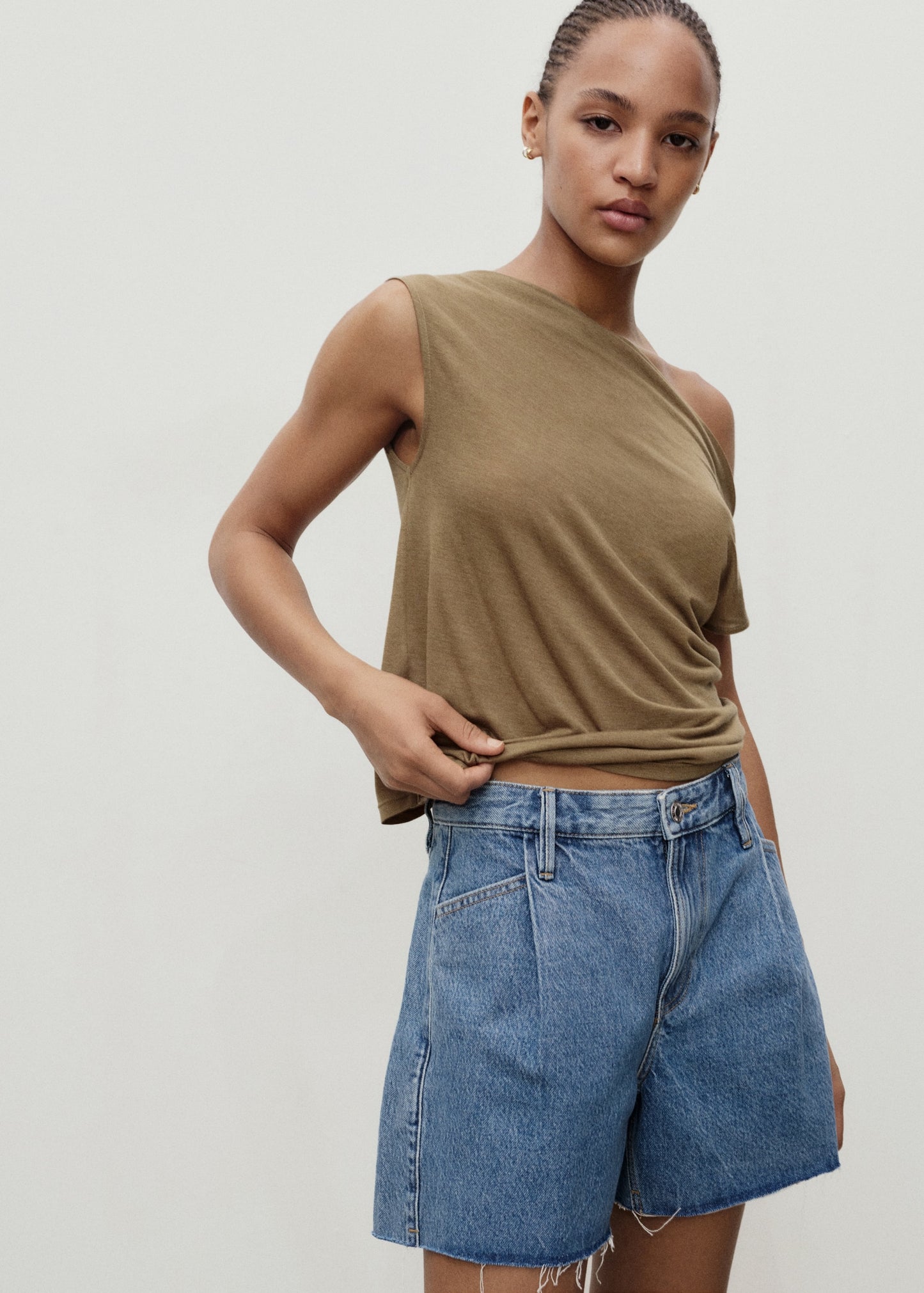 Denim shorts with frayed hem and pleats