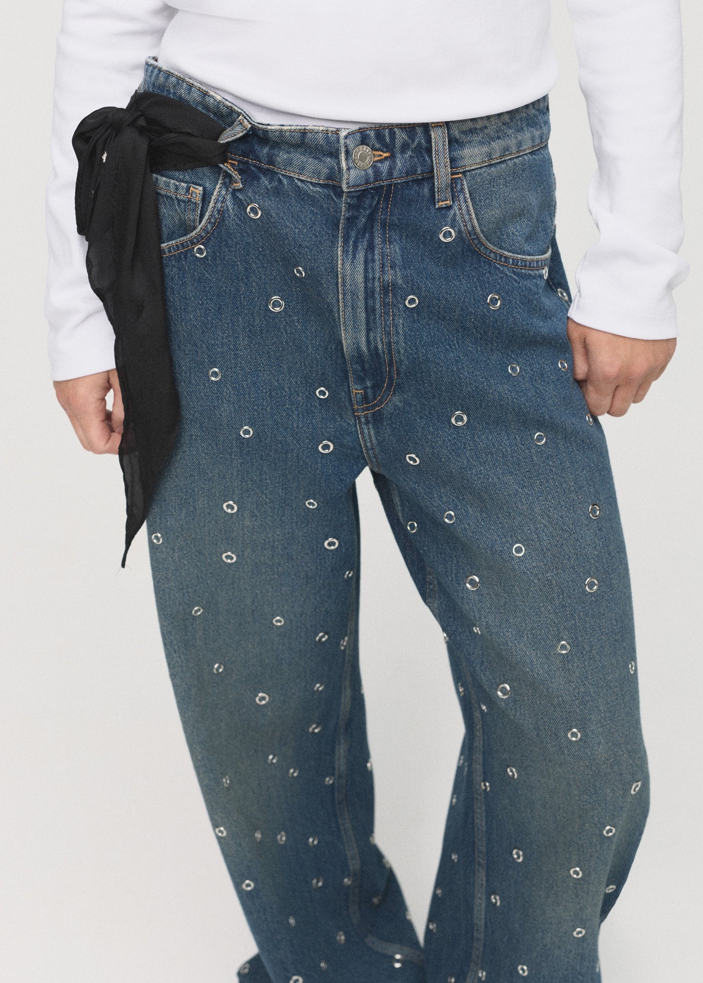 Balloon jeans with eyelets