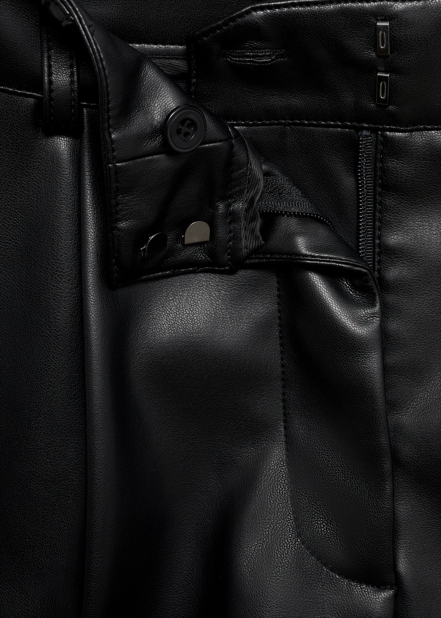 Skin-effect pleated shorts