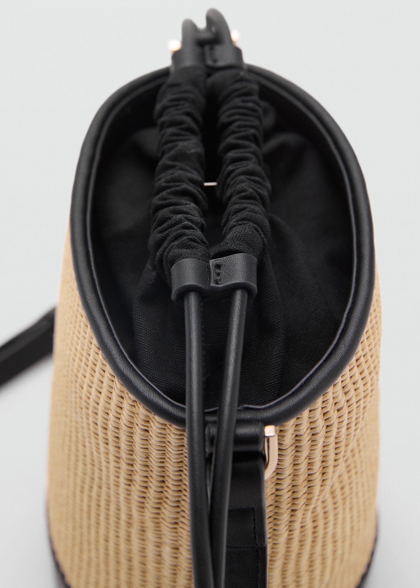Small raffia-effect bucket bag
