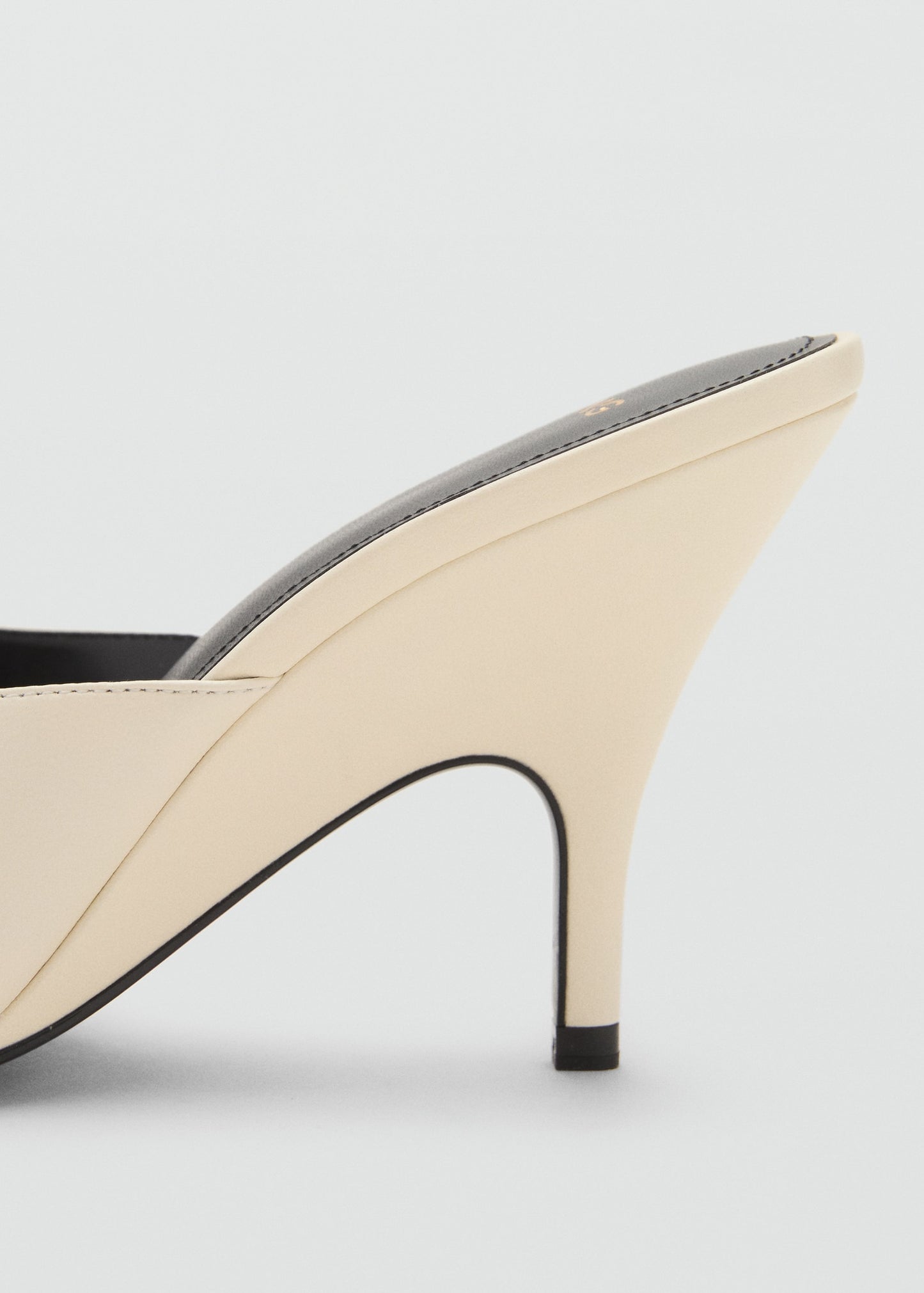 Leather heeled sandal with crossed straps