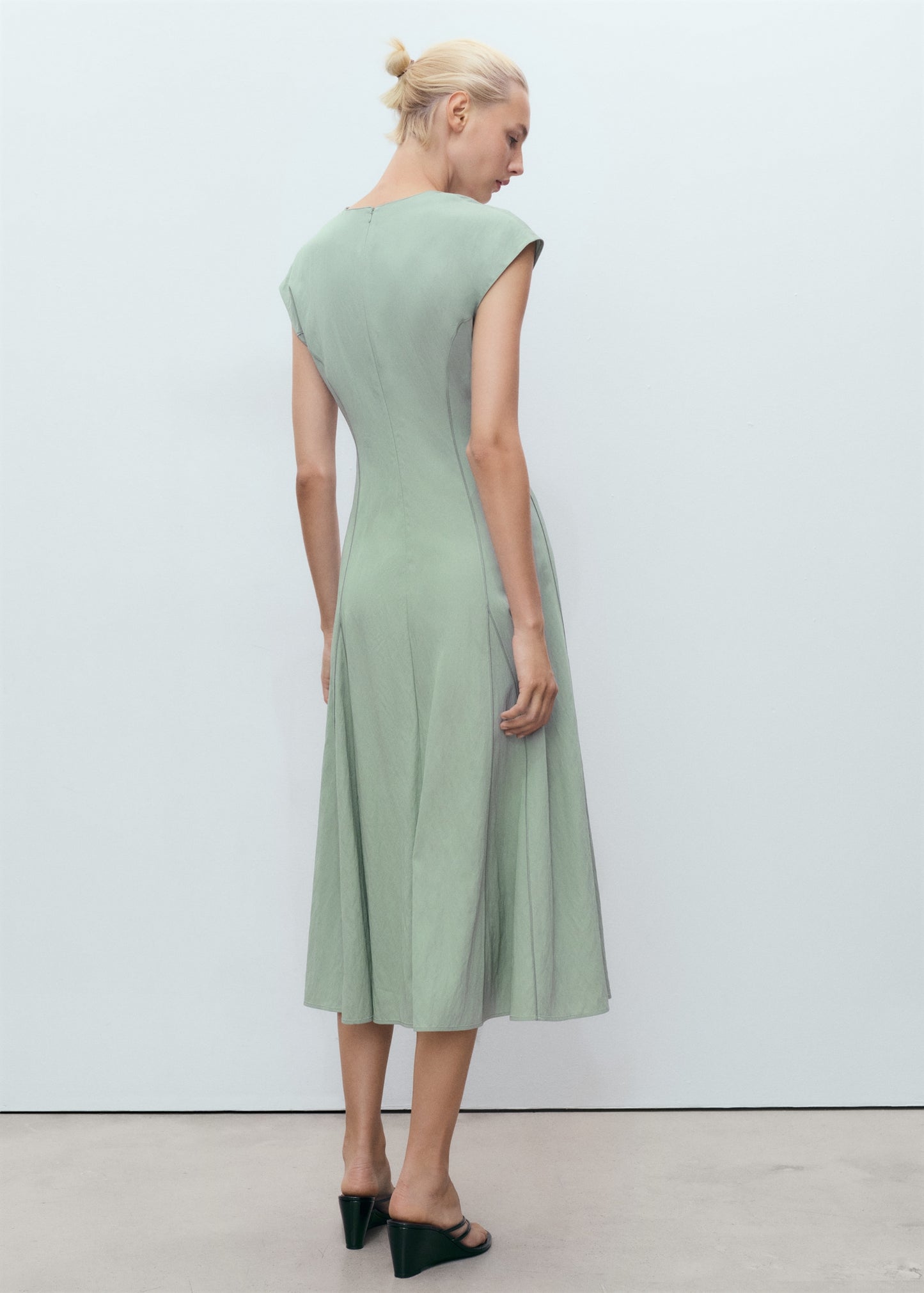 Midi-dress with stitching
