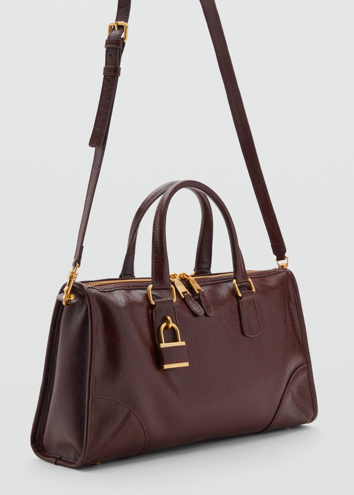 Bag with shiny finish and handles