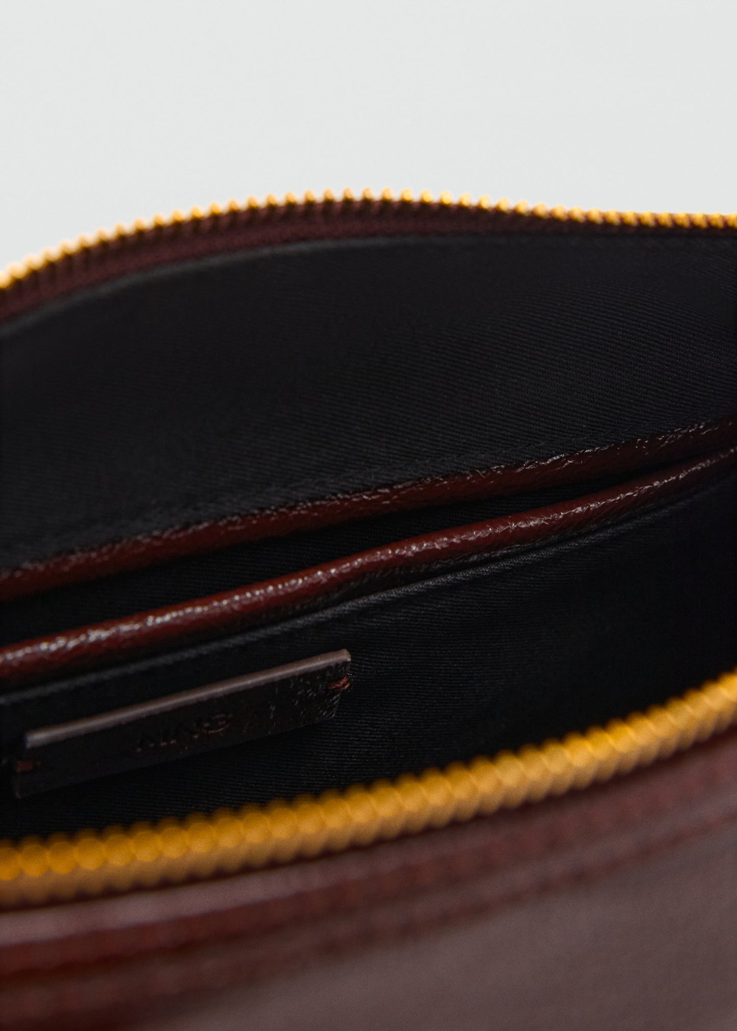 Bag with shiny finish and handles