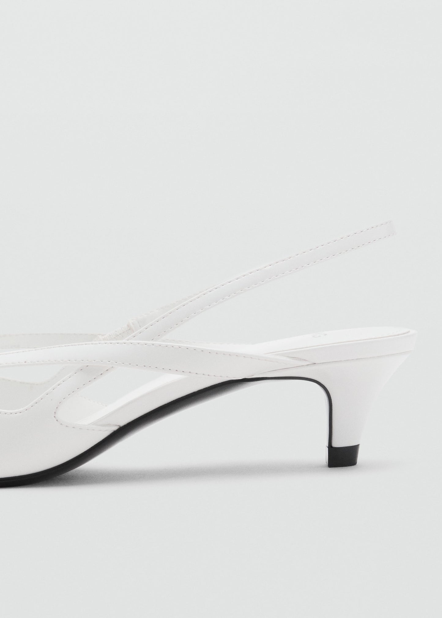Kitten-heel pointed shoes