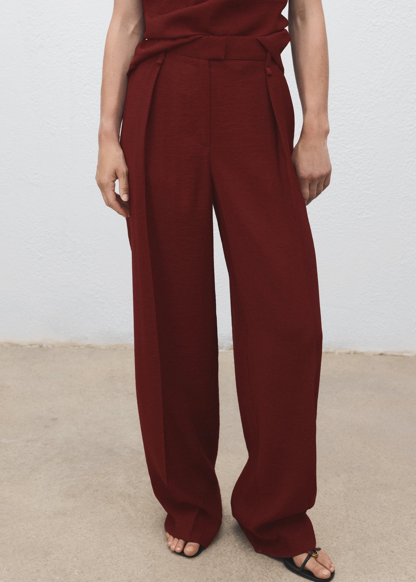 Straight-fit pleated trousers