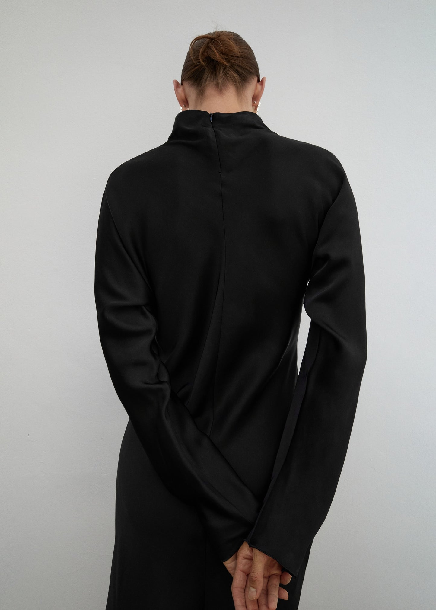 Asymmetrical satin-finish dress with asymmetrical hem