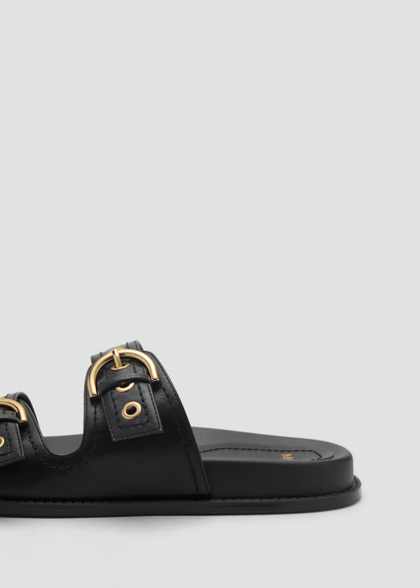 Strap sandals with buckle