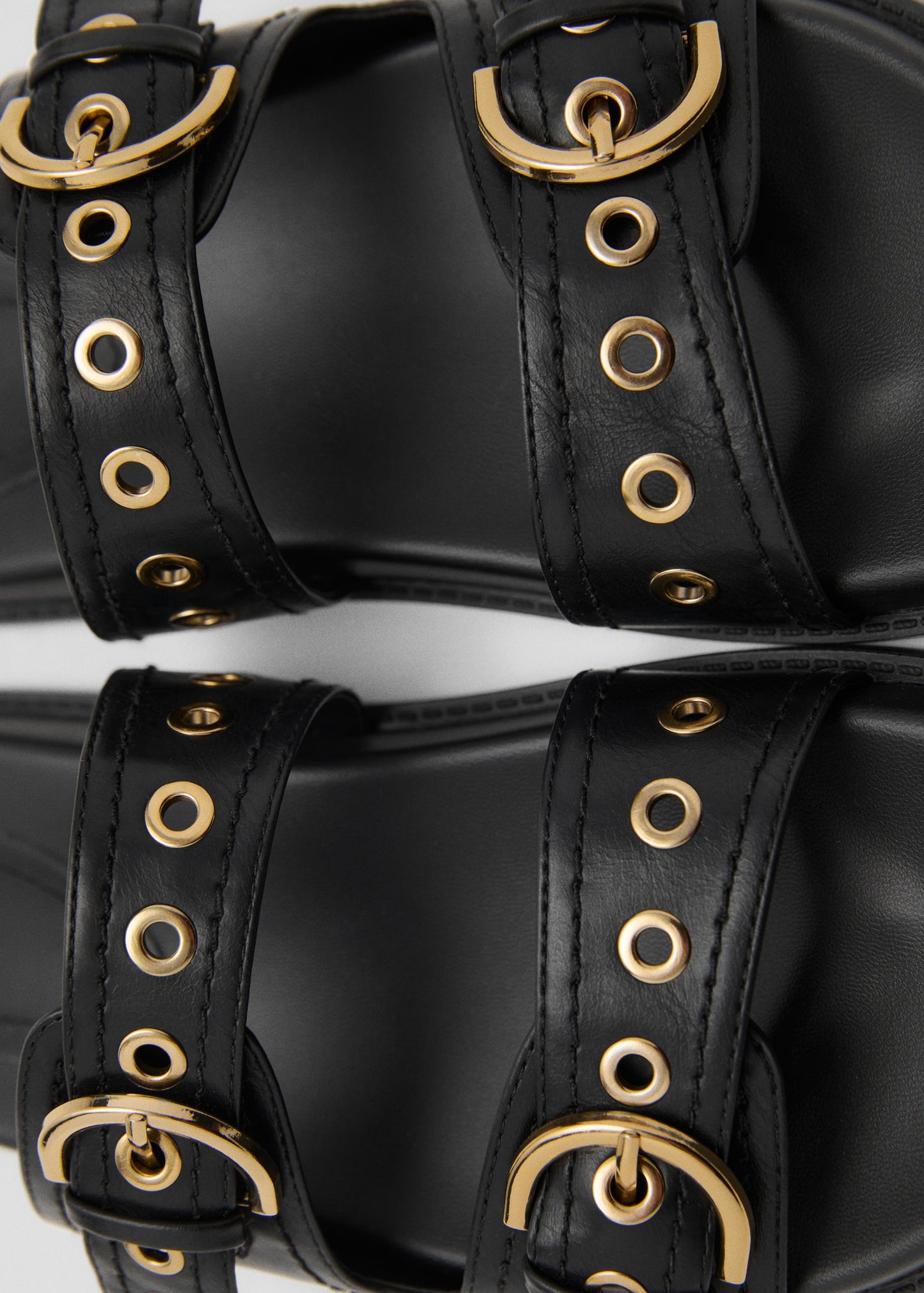 Strap sandals with buckle