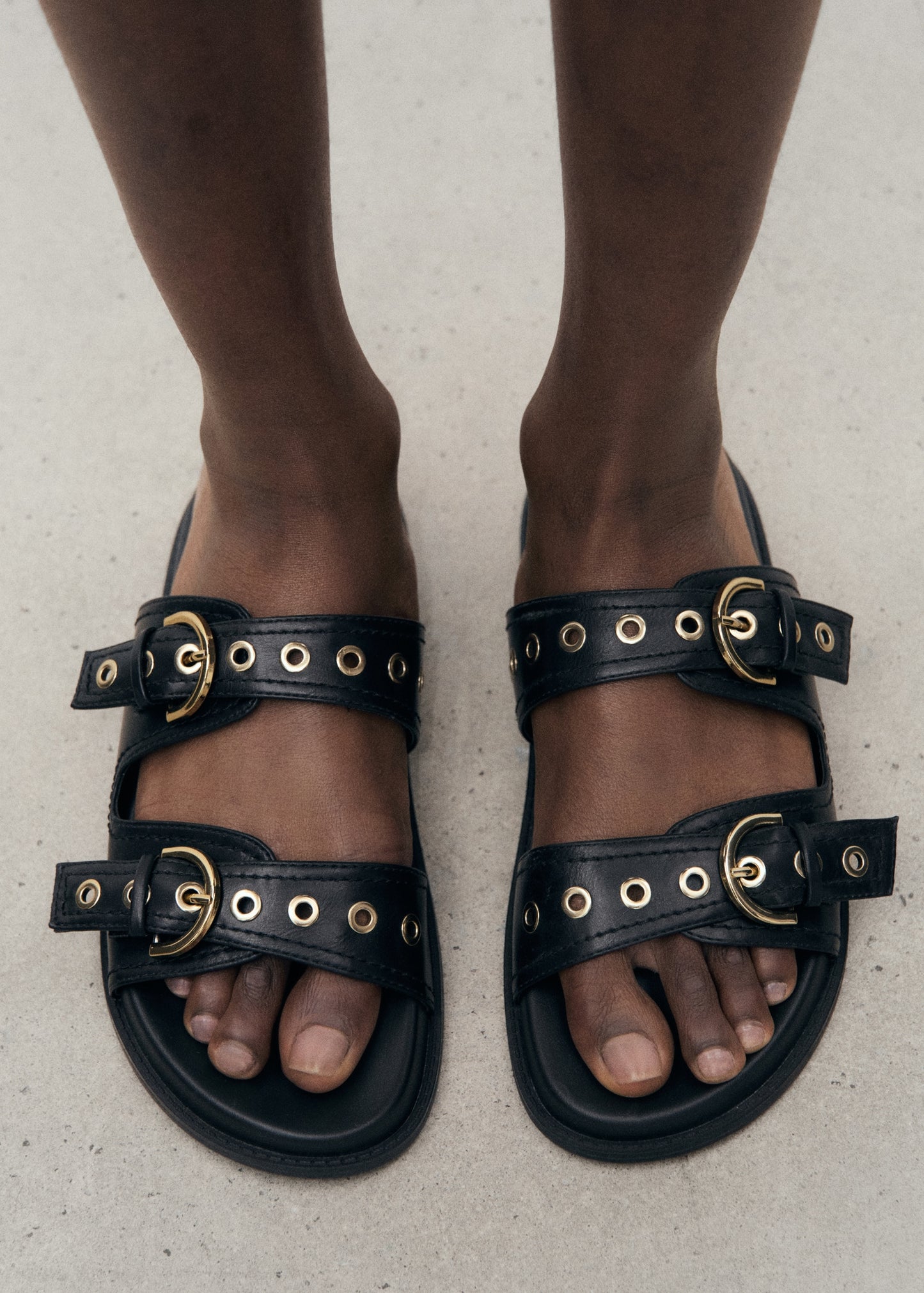 Strap sandals with buckle