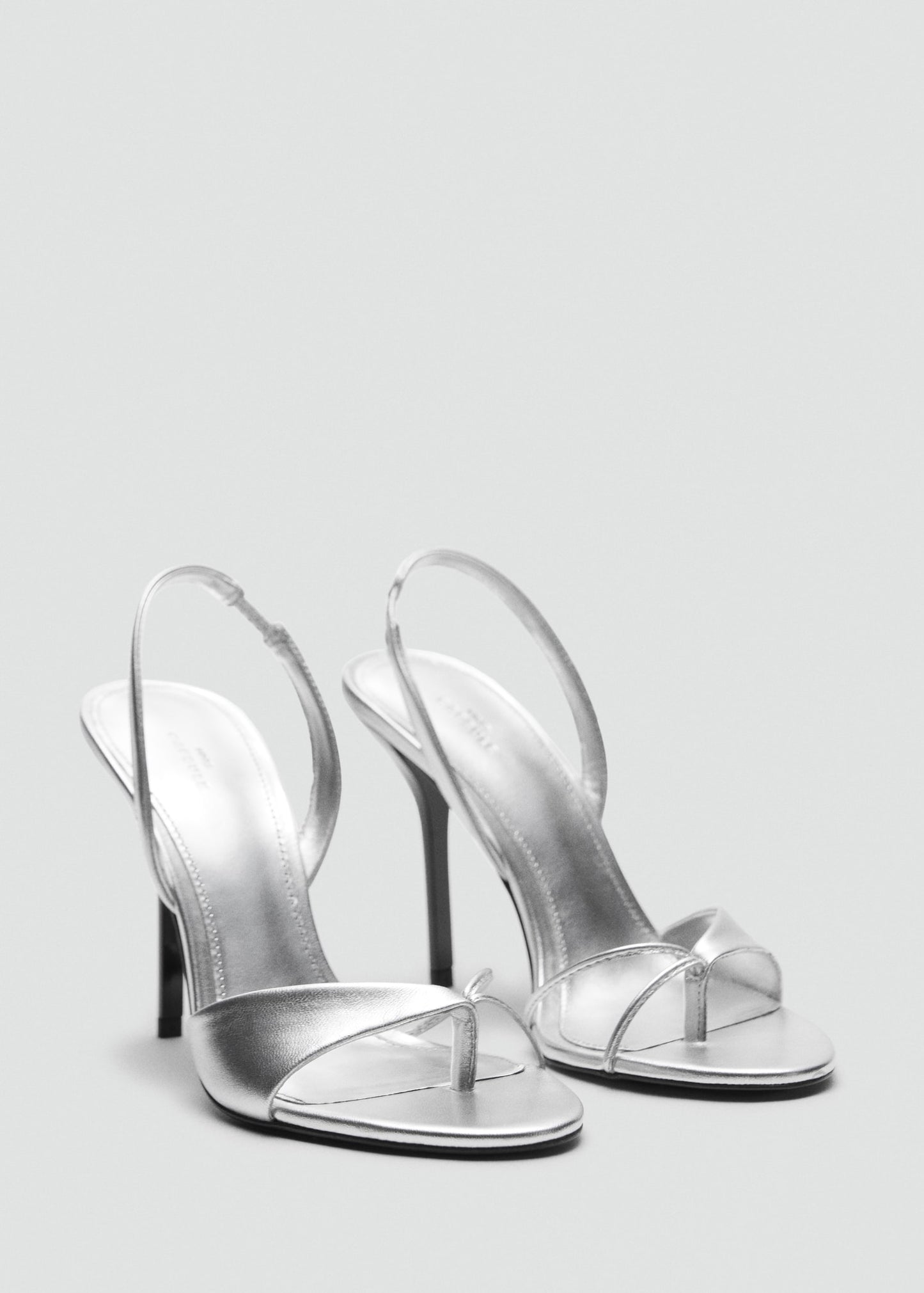 Leather sandals with contrasting heels
