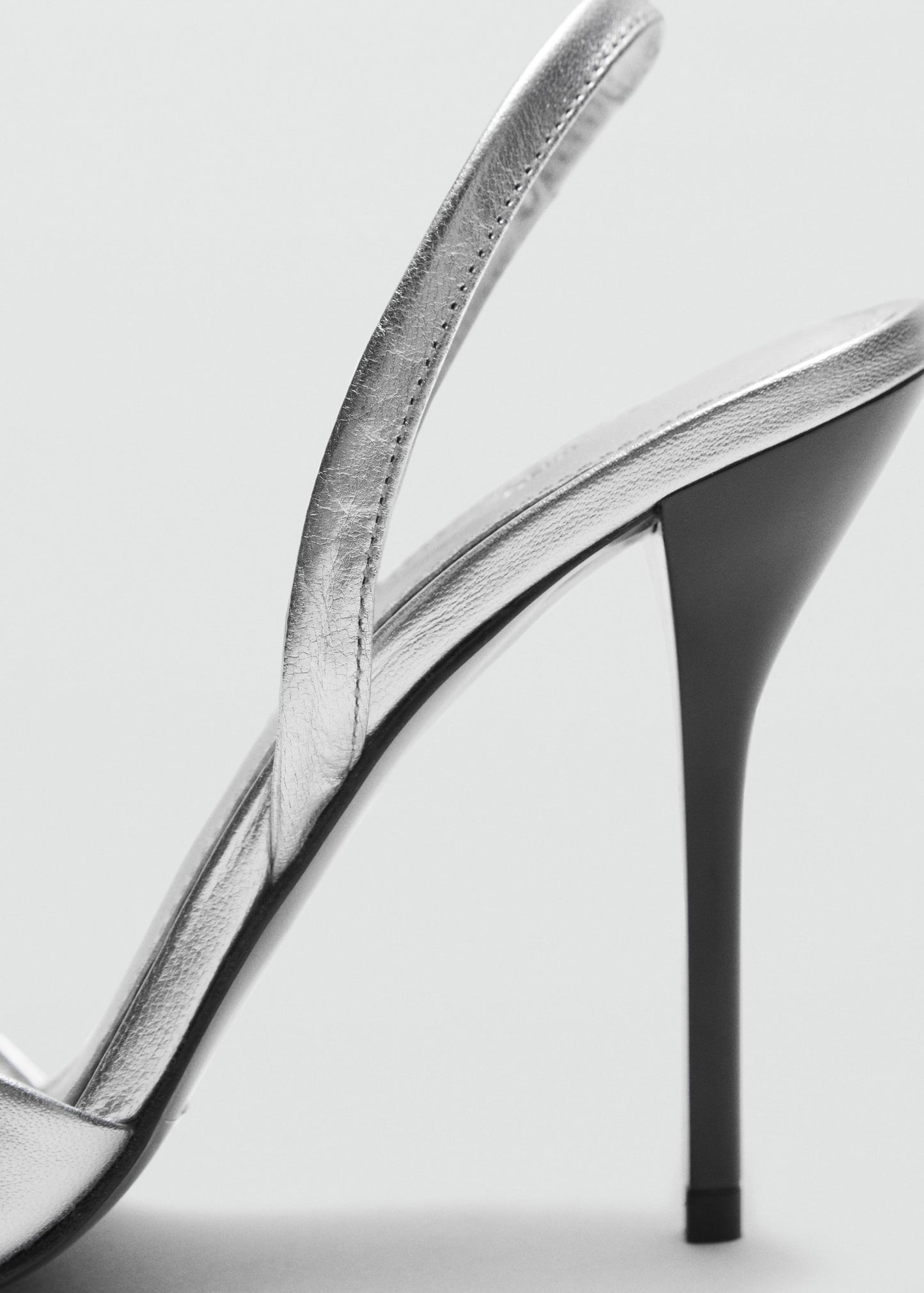 Leather sandals with contrasting heels