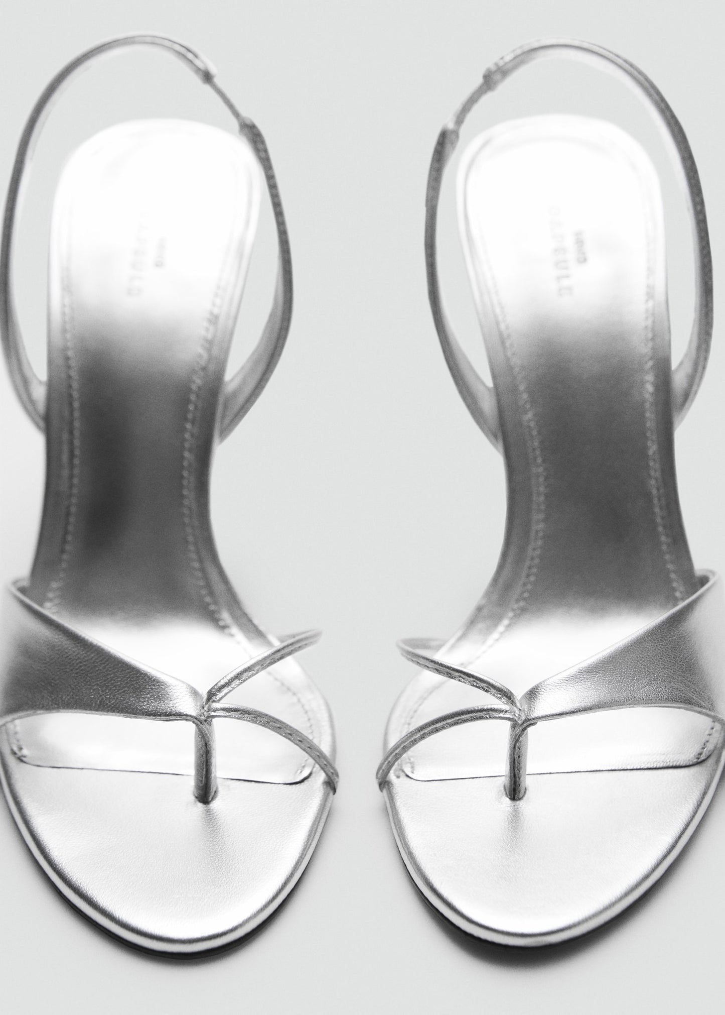 Leather sandals with contrasting heels