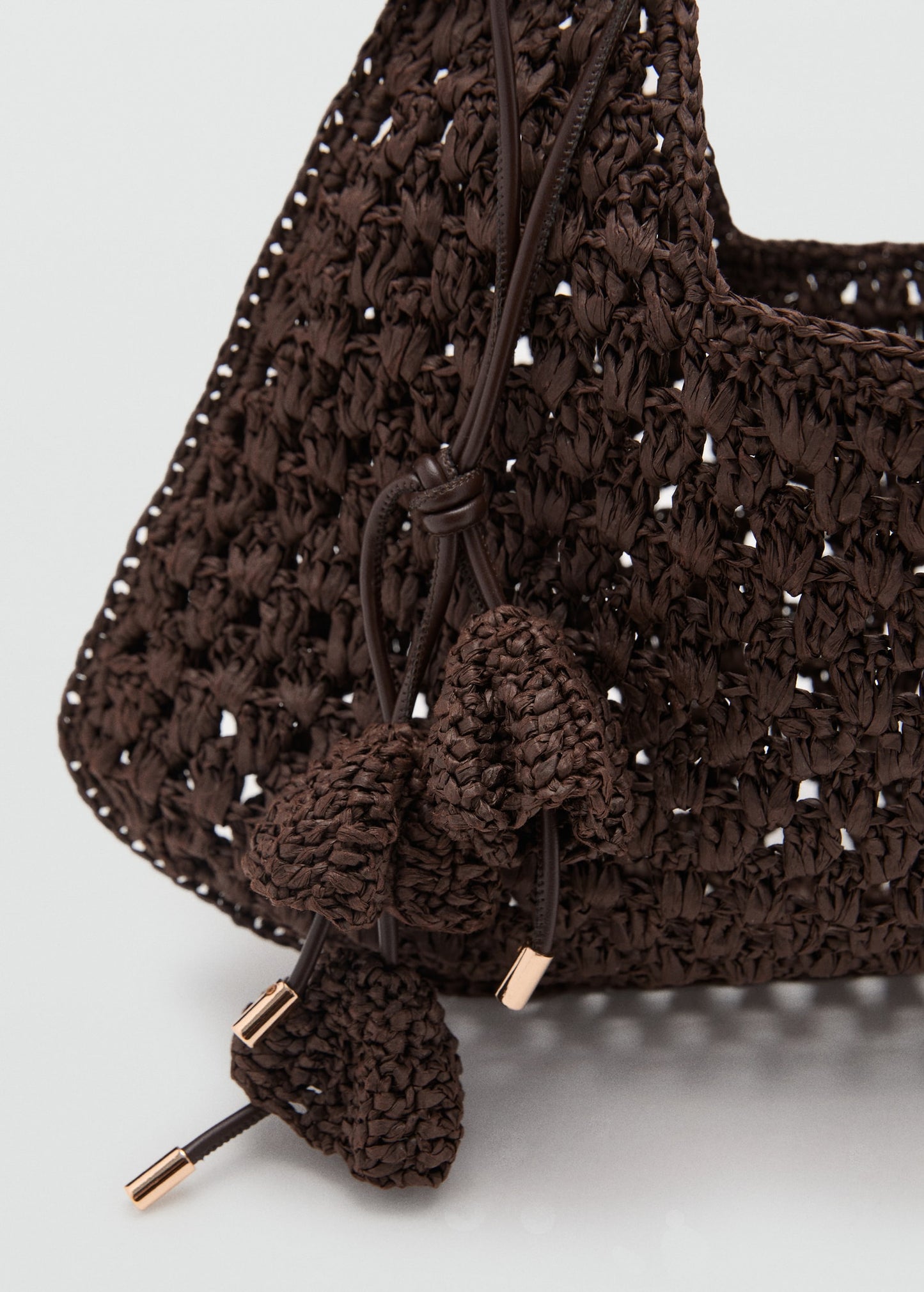 Natural fibre shoulder bag with flower charm