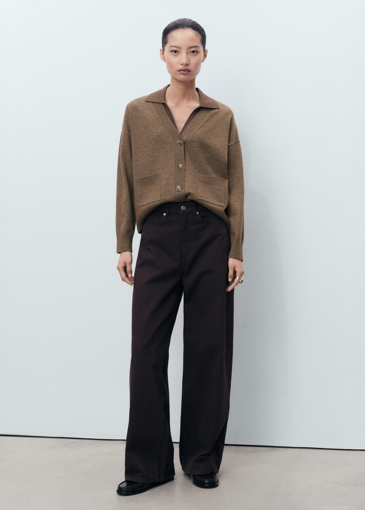 V-neck cardigan with pockets