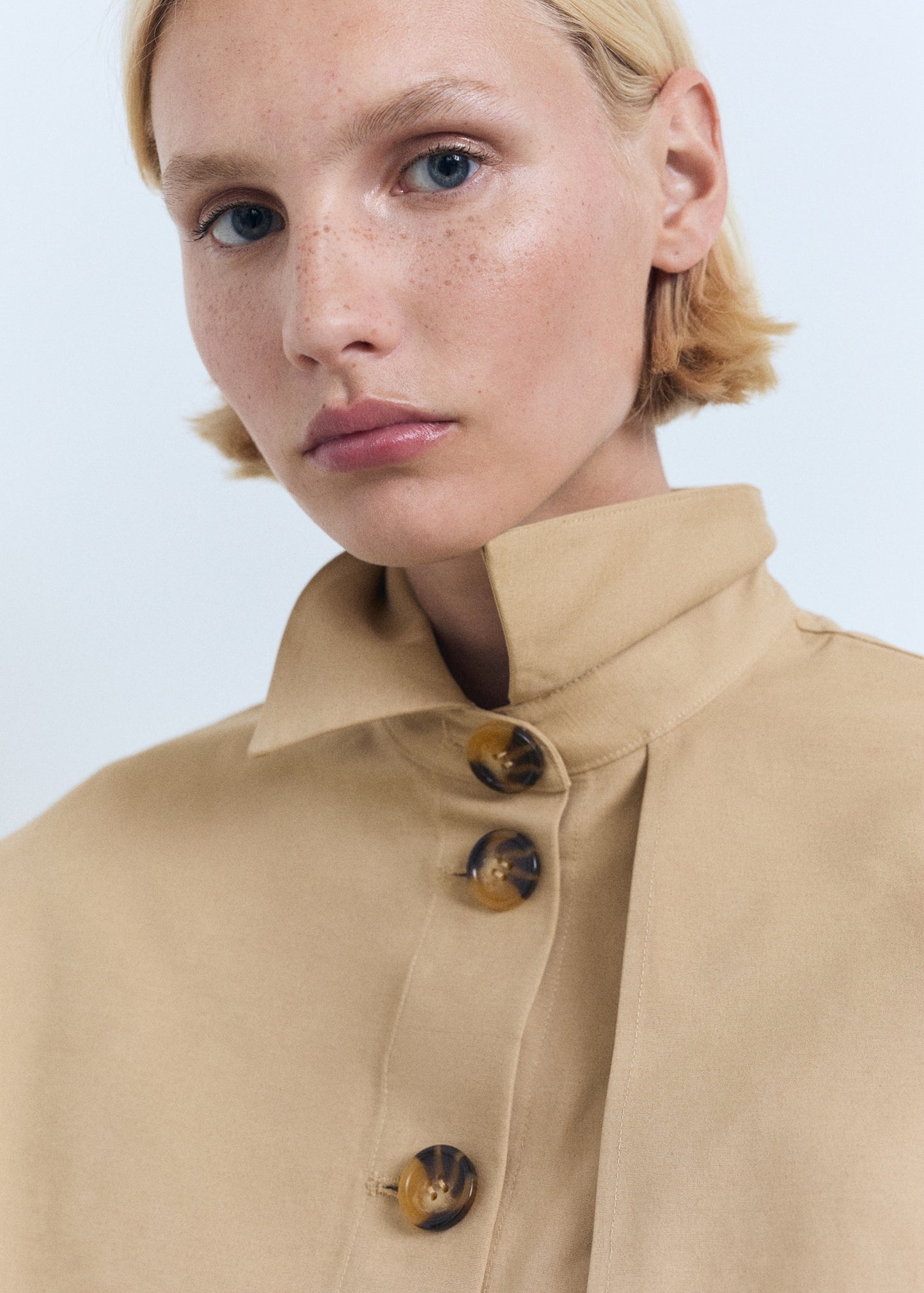 Cape-style cropped trench