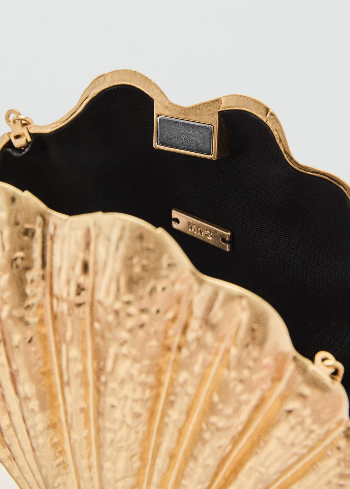 Shell design clutch bag
