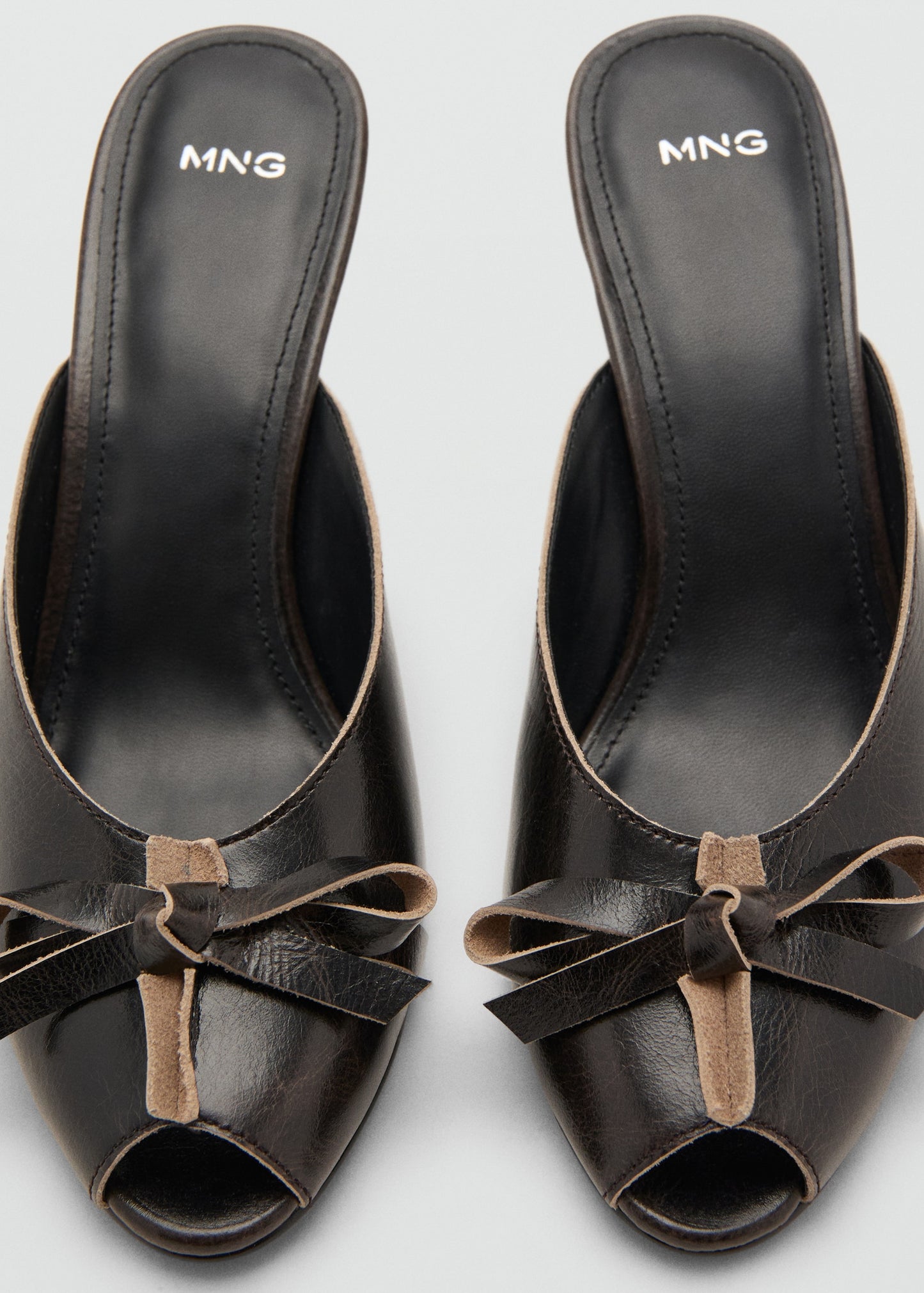 Leather high-heeled sandals with bow