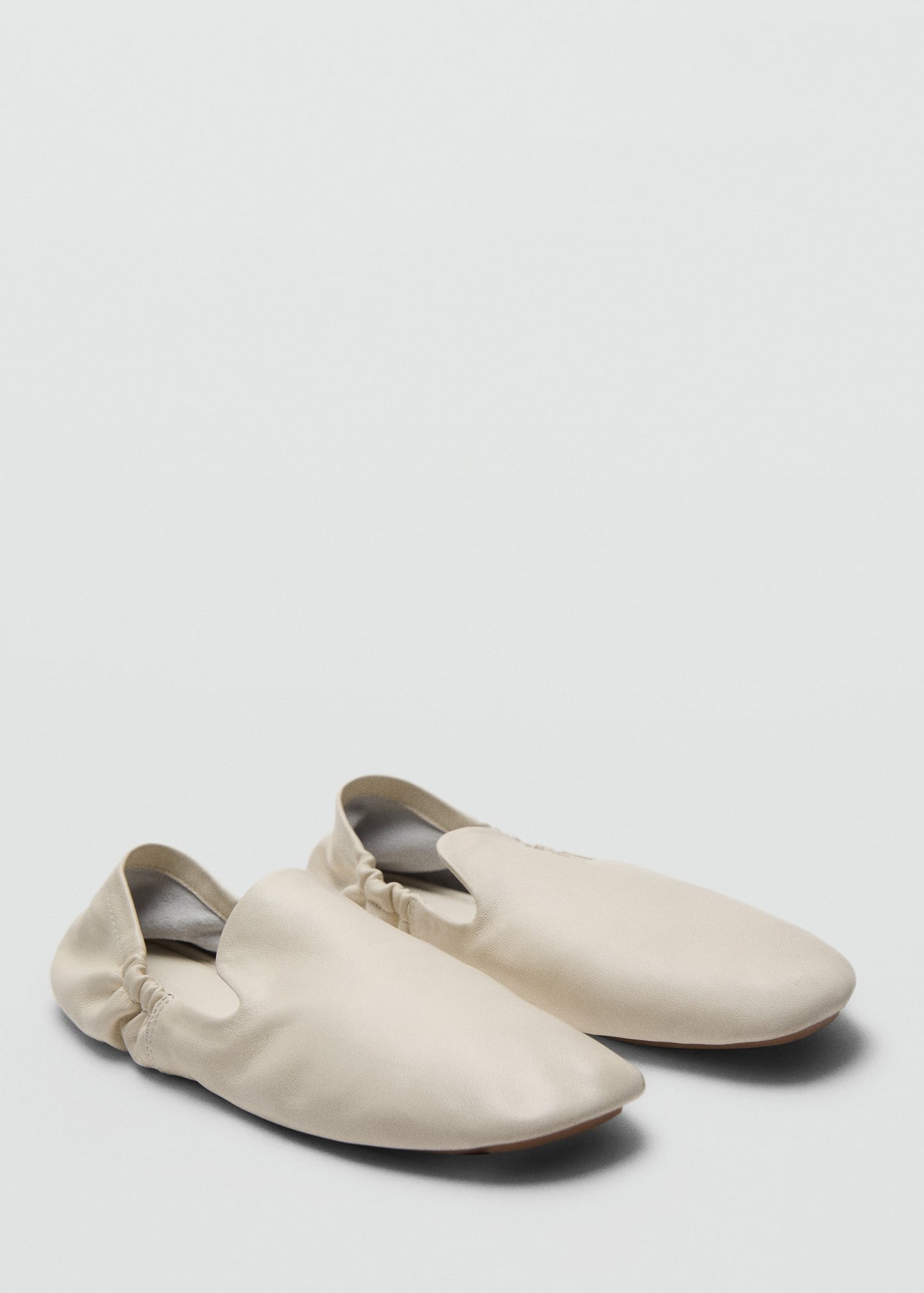 100% leather gathered shoes